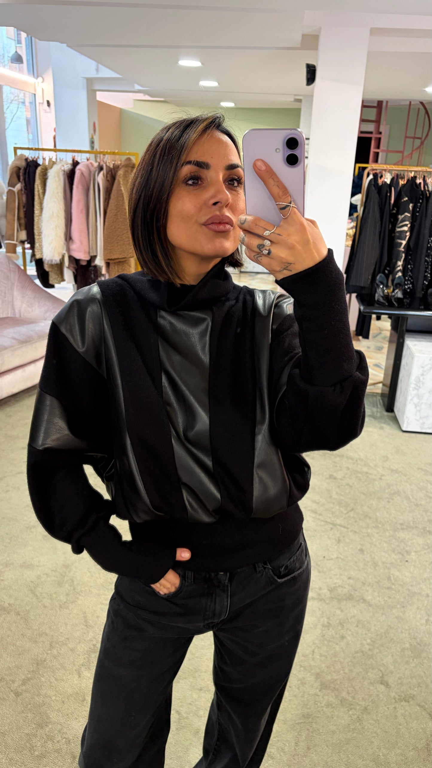 Maglione collo alto nero con inserti in ecopelle mq