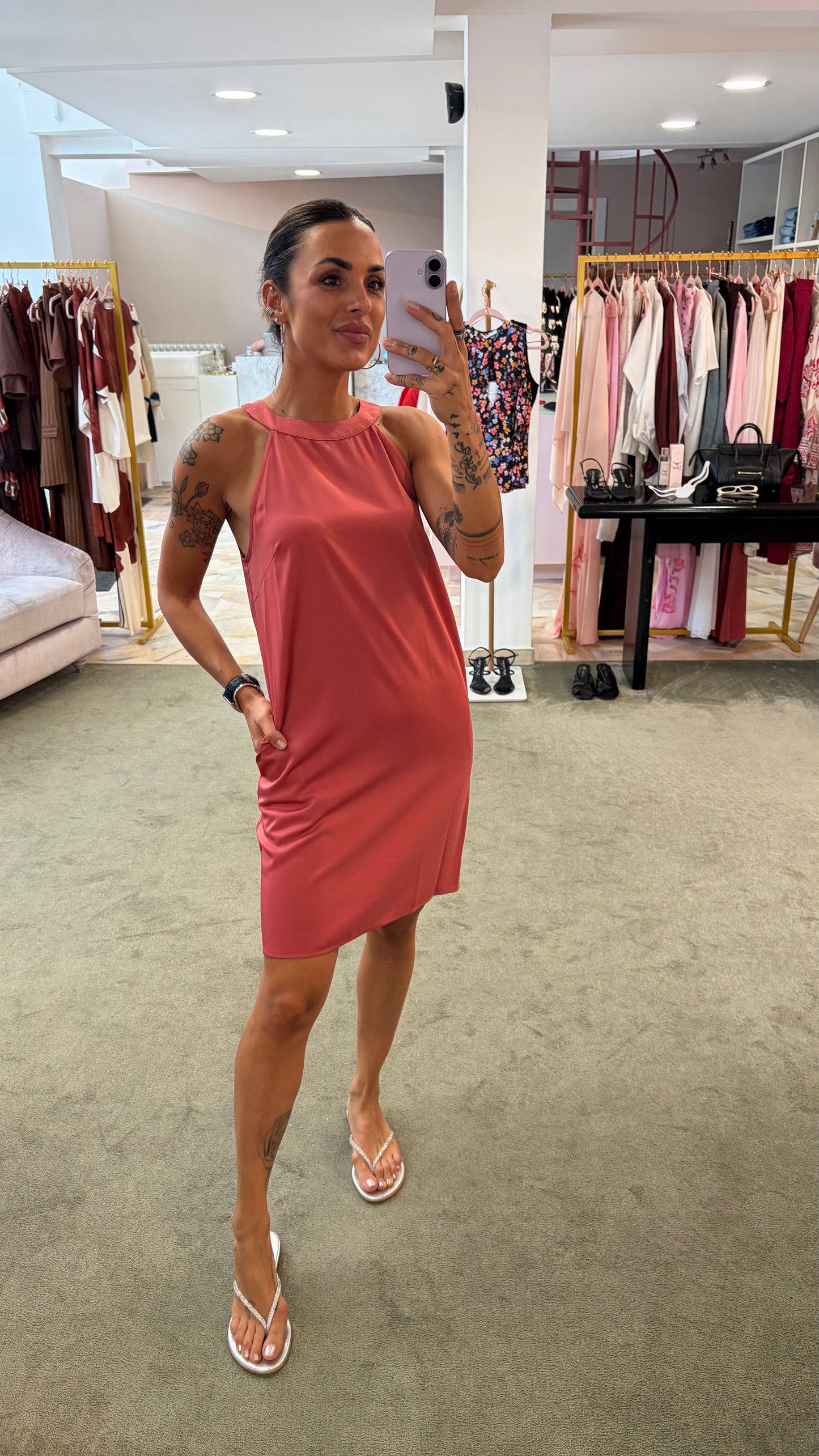 Abito corto rosa cherry scollo all'americana in satin ay