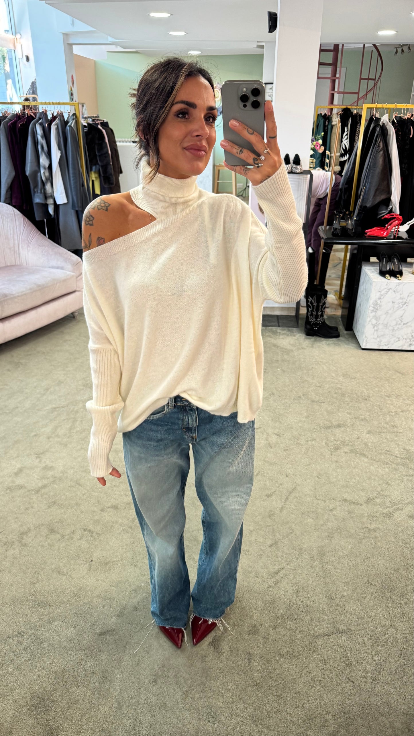 Dolcevita panna cutout  sulla spalla lh