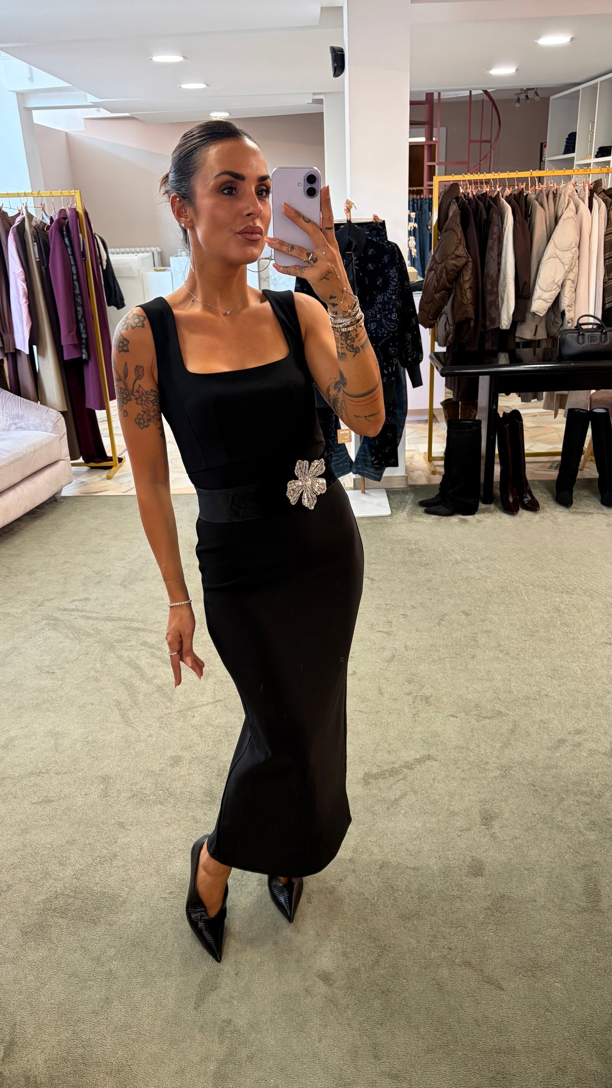 Abito tubino midi nero con cintura in velluto gioiello tw