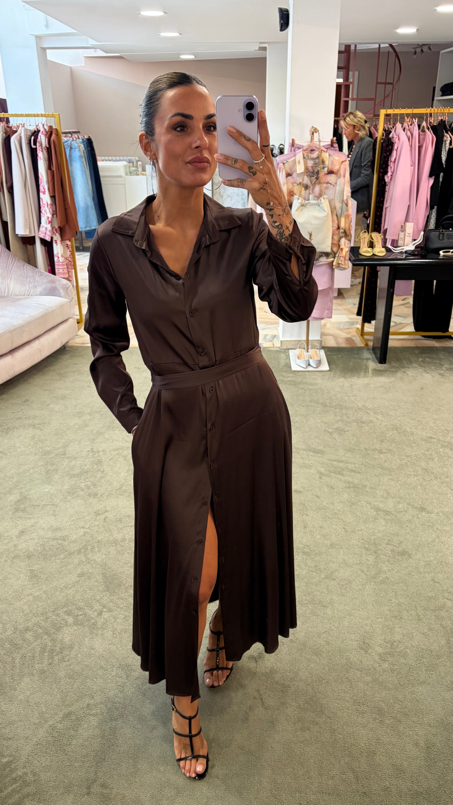 Abito lungo camicia marrone effetto satin con cintura ay
