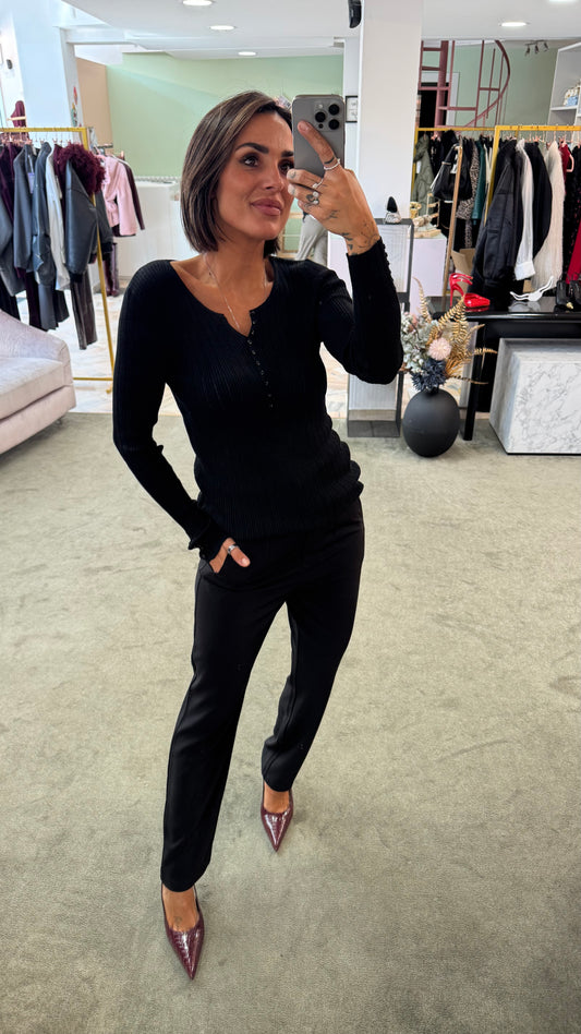 Maglia nera a costine con bottoncini bj