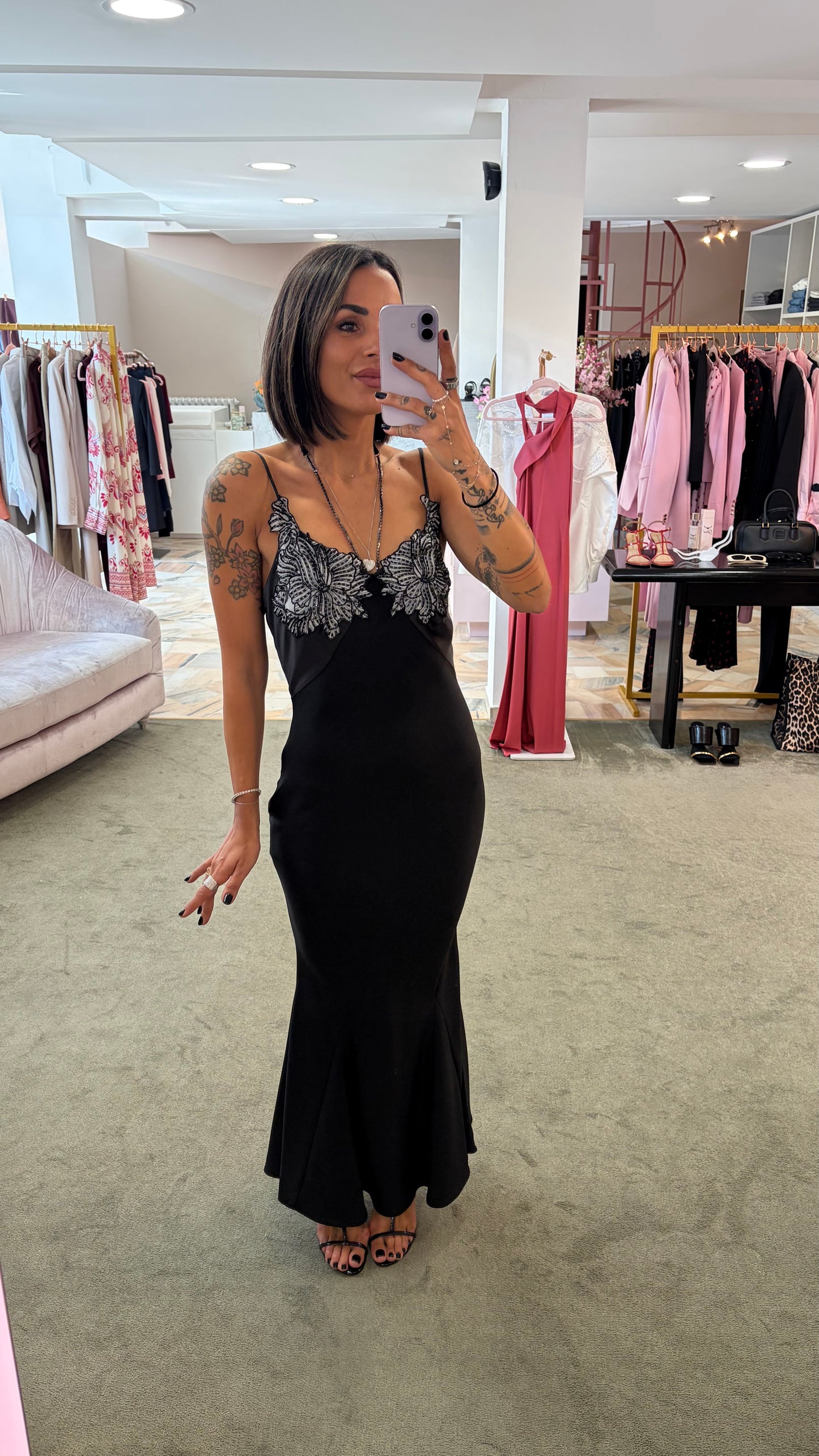 Abito lungo nero sottoveste con ricami e collana crystal fr