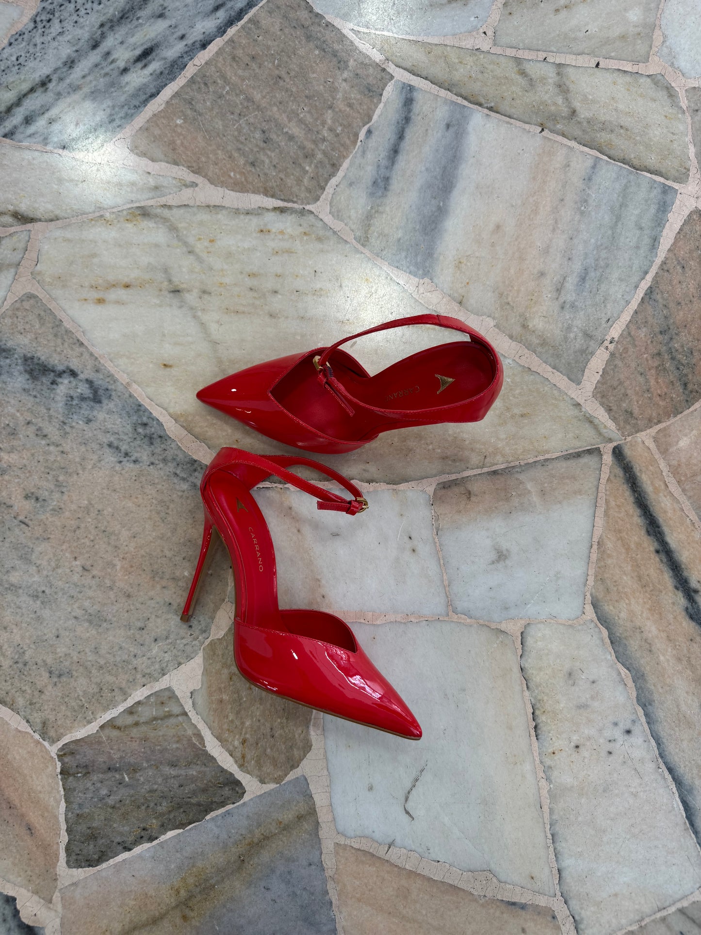 Décolleté rosse in vernice con cinturino