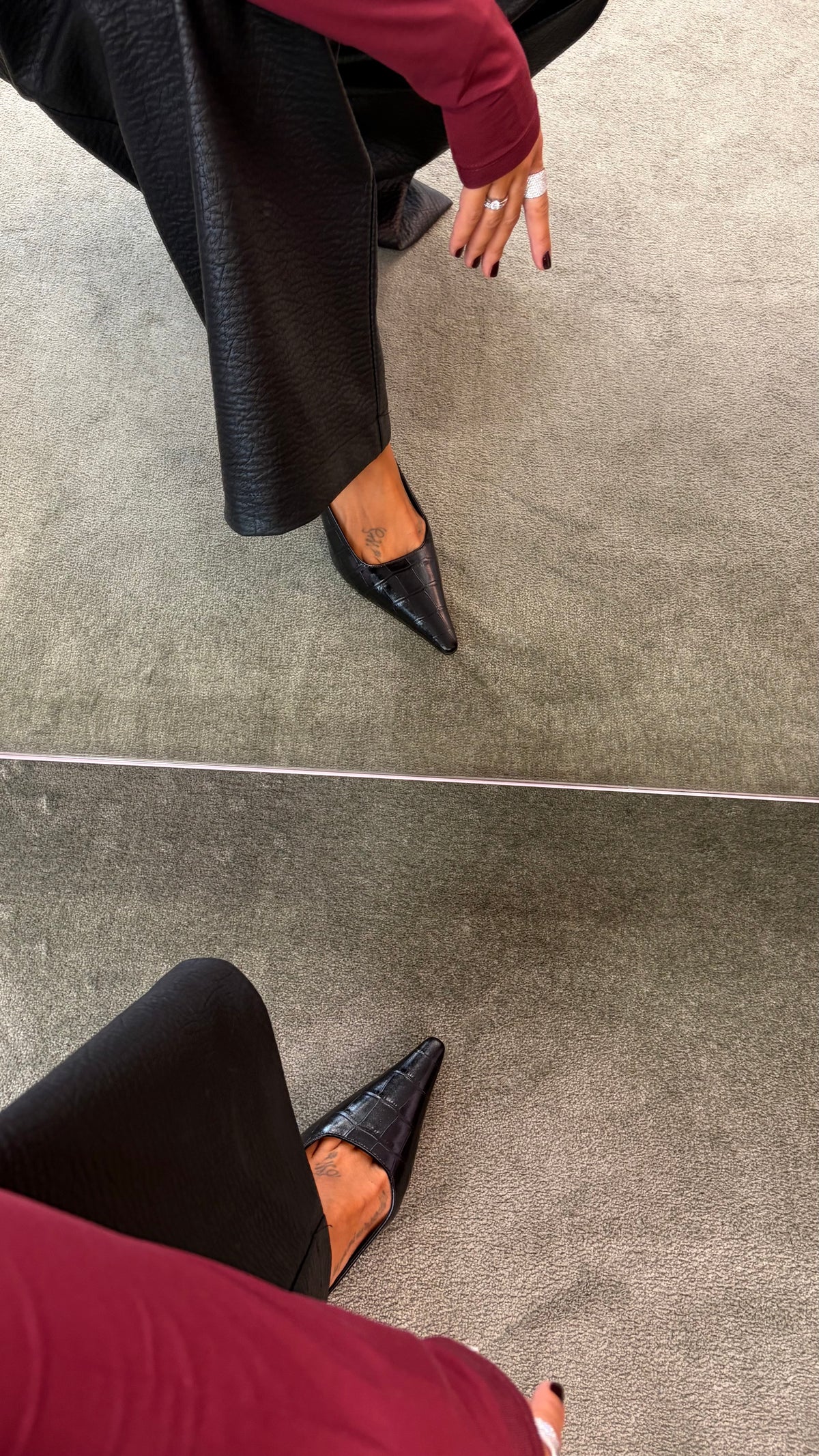 Slingback nera in pelle crocco con fibbia oro cr