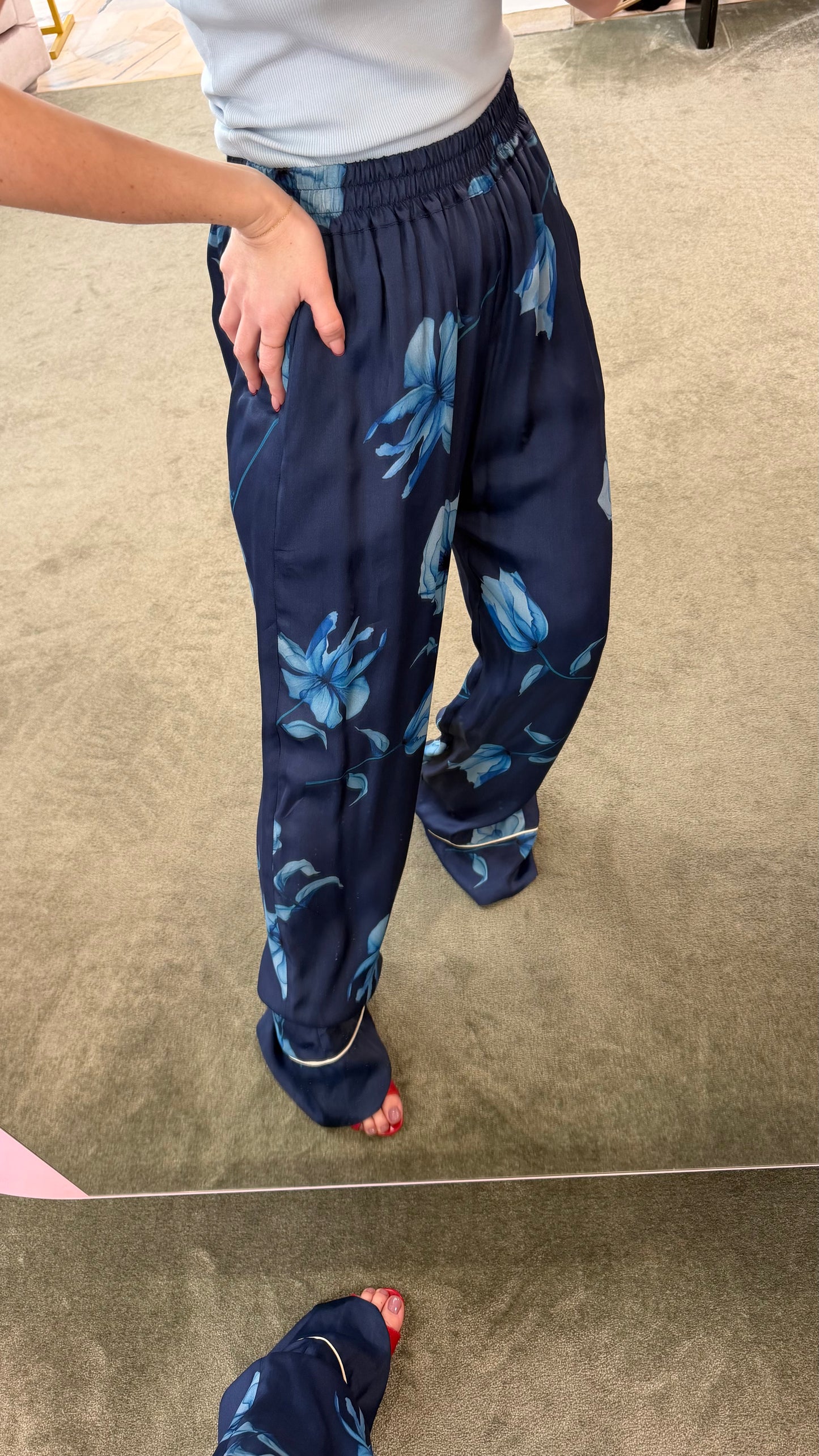 Pantaloni rosie MAR DE MARGARITAS blu con fiori azzurri