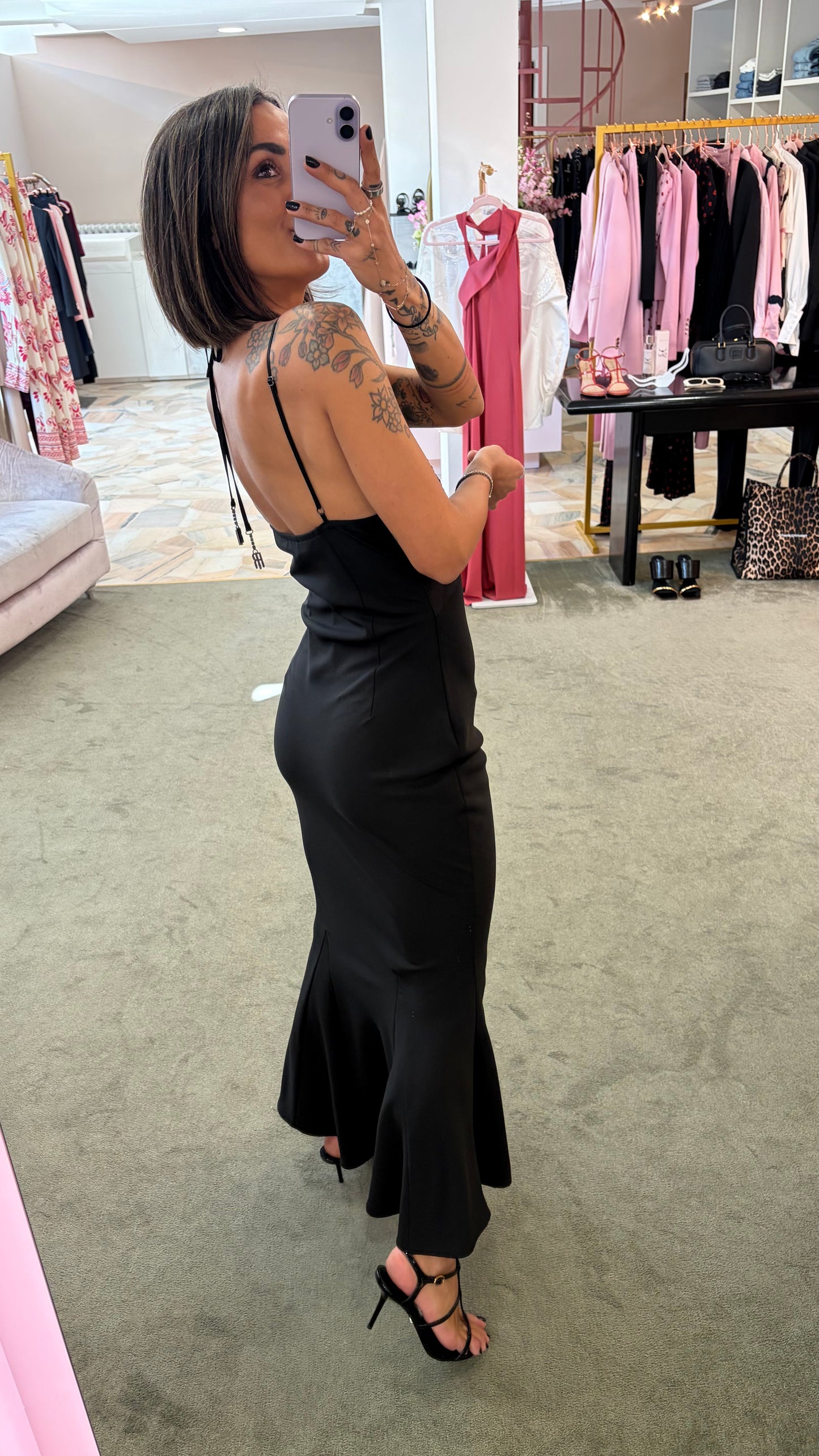 Abito lungo nero sottoveste con ricami e collana crystal fr
