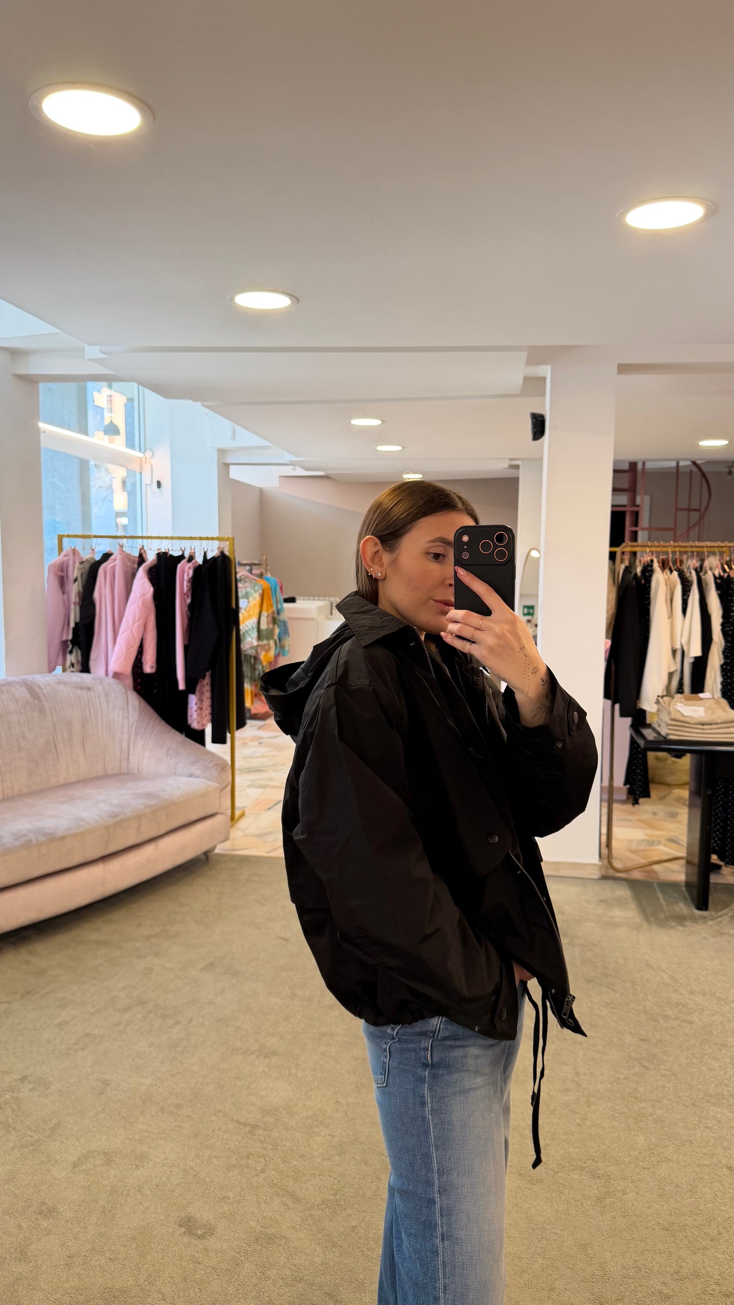 Trench nero corto con cappuccio sy