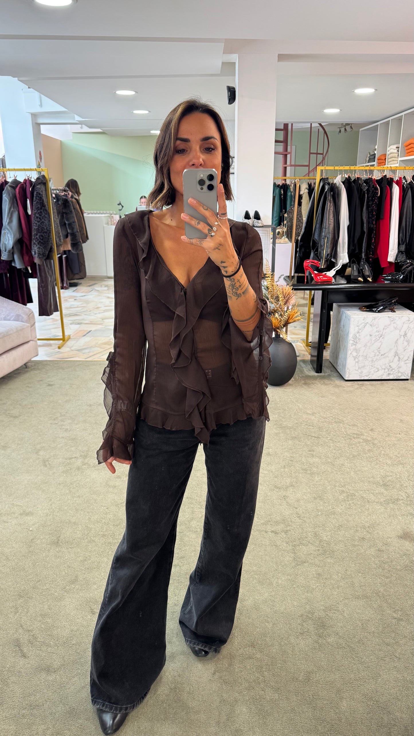 Camicia marrone in crepe scollo a v con volant gl