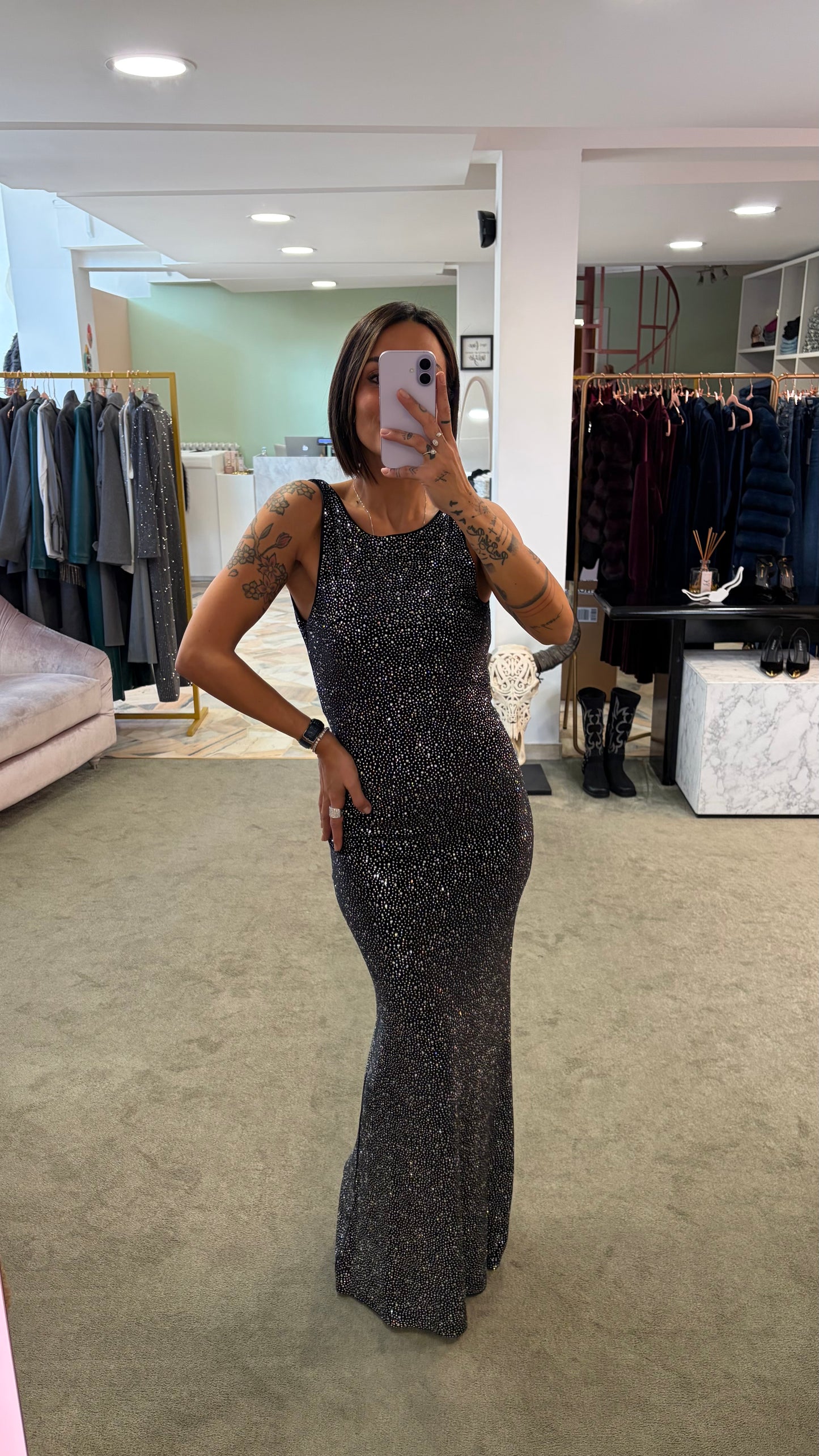 Abito smanicato lungo nero in velluto con cristalli tw