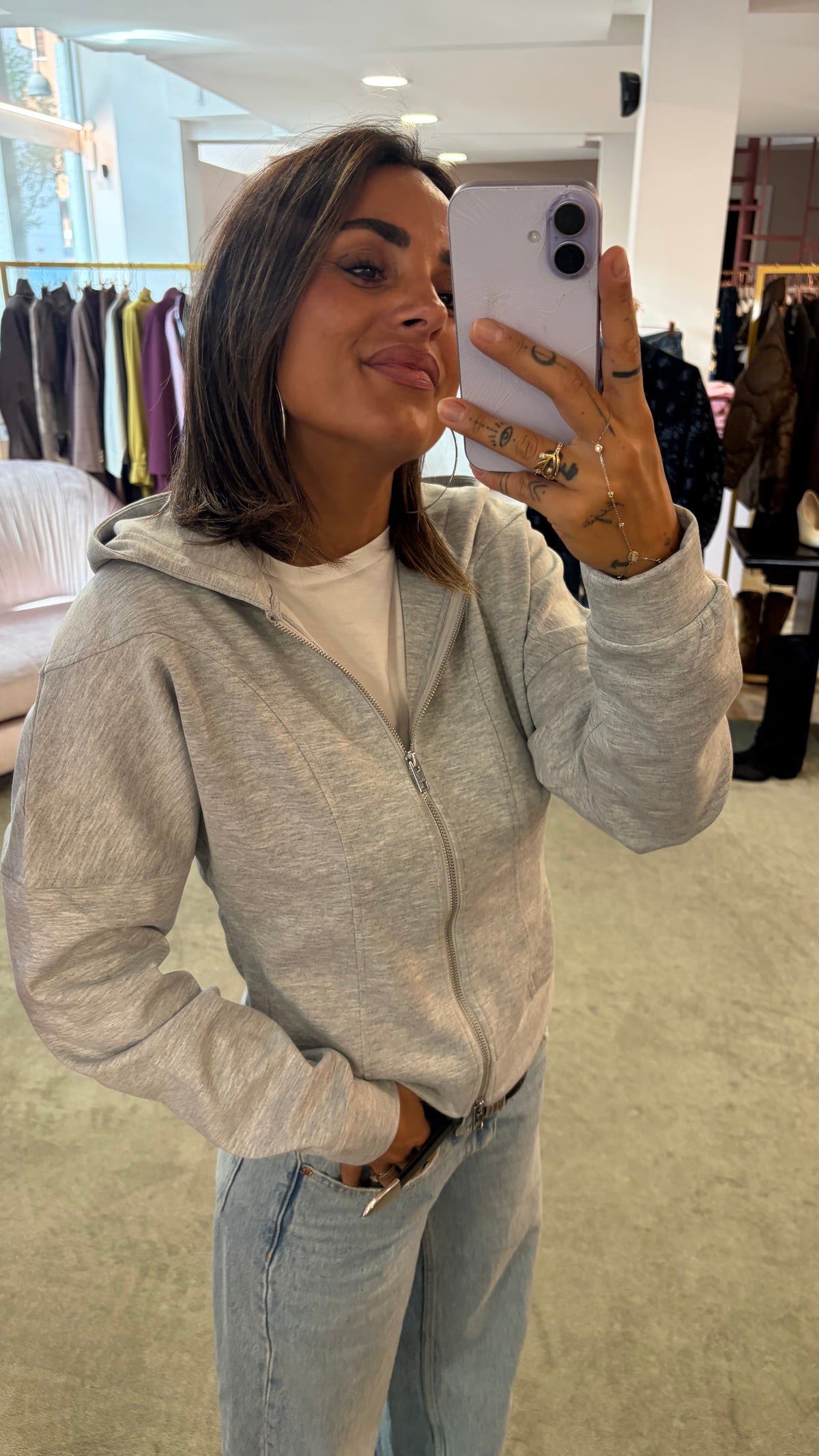 Felpa grigio chiaro con cappuccio e zip sciancrata jx
