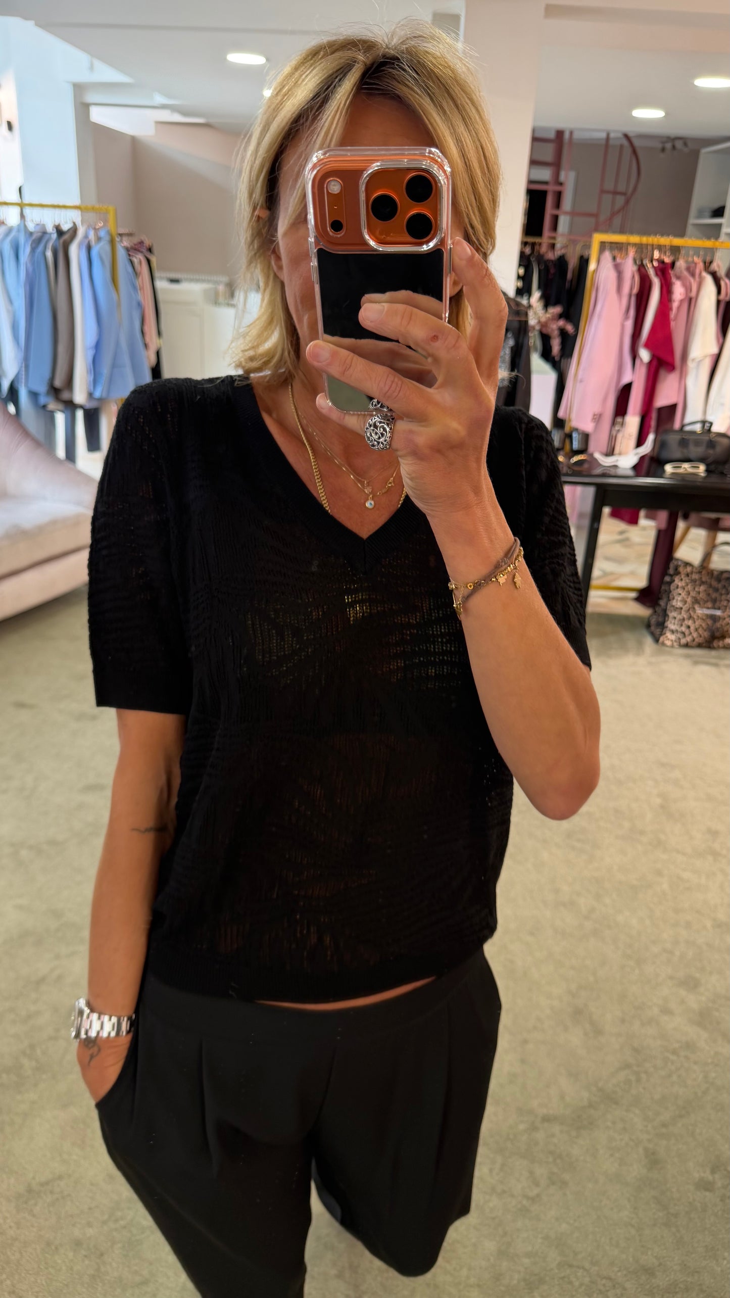 Maglia scollo a v nera in maglia traforata sy