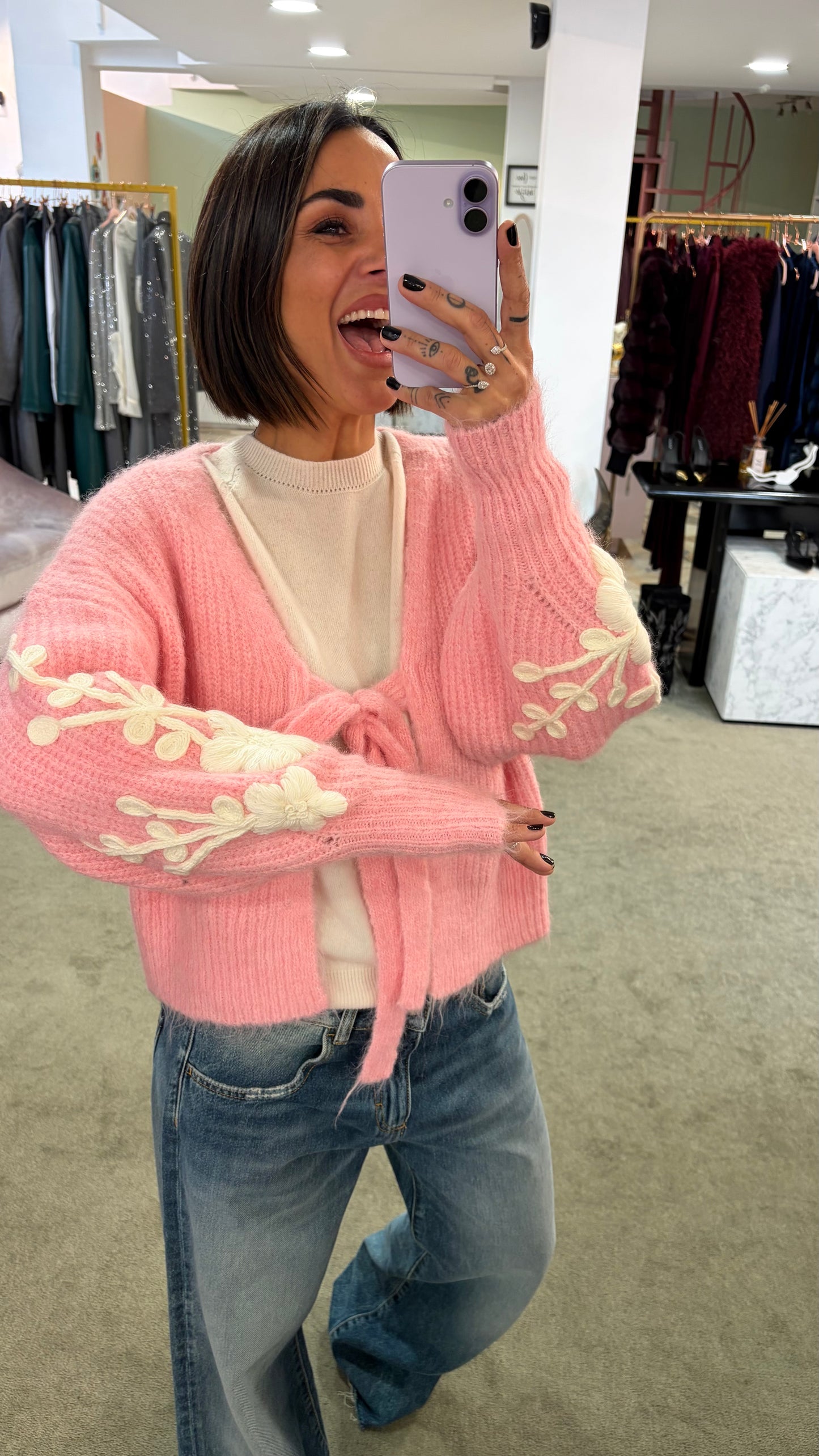 Cardigan rosa con ricami sulla manica bj