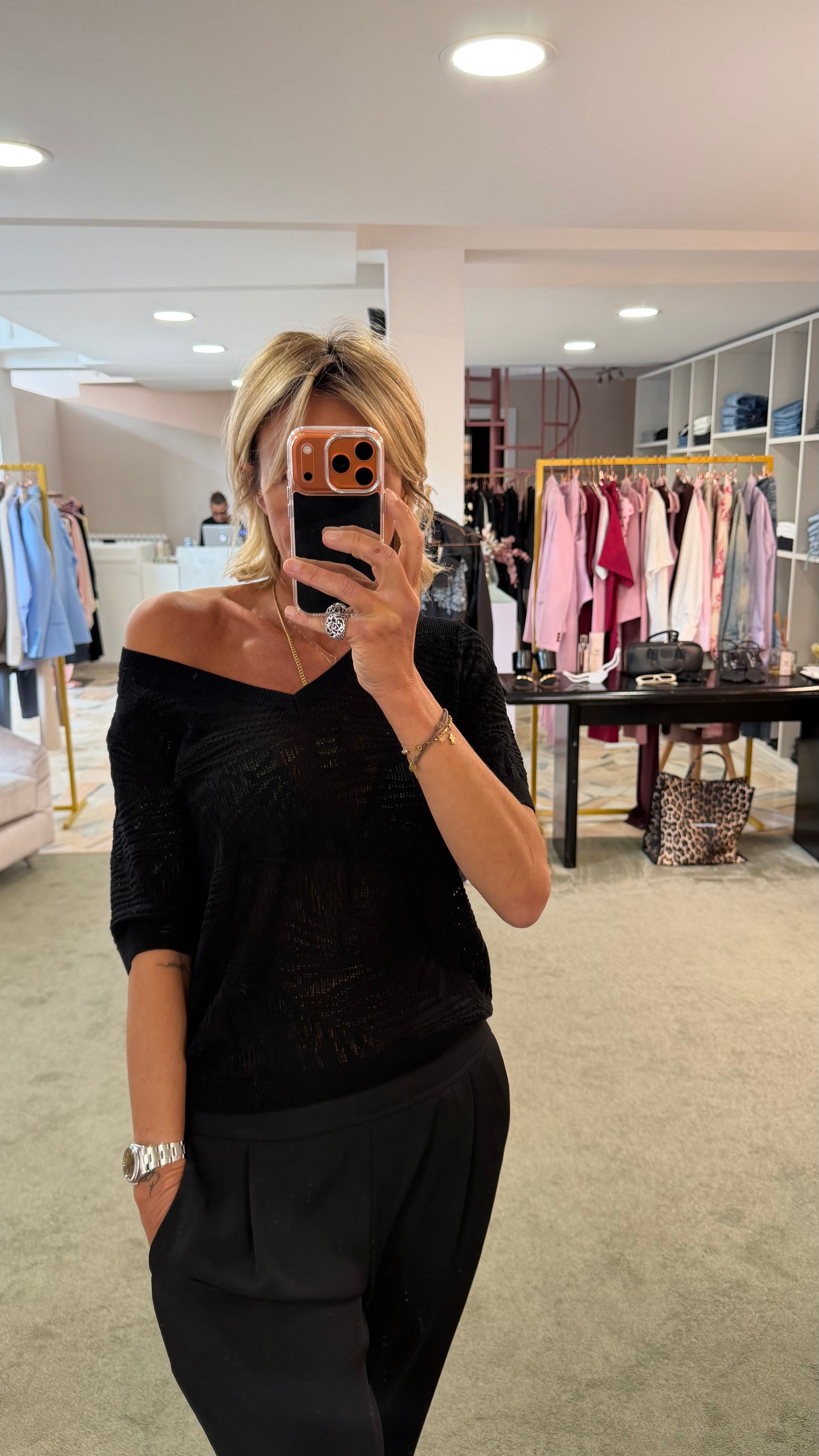 Maglia scollo a v nera in maglia traforata sy