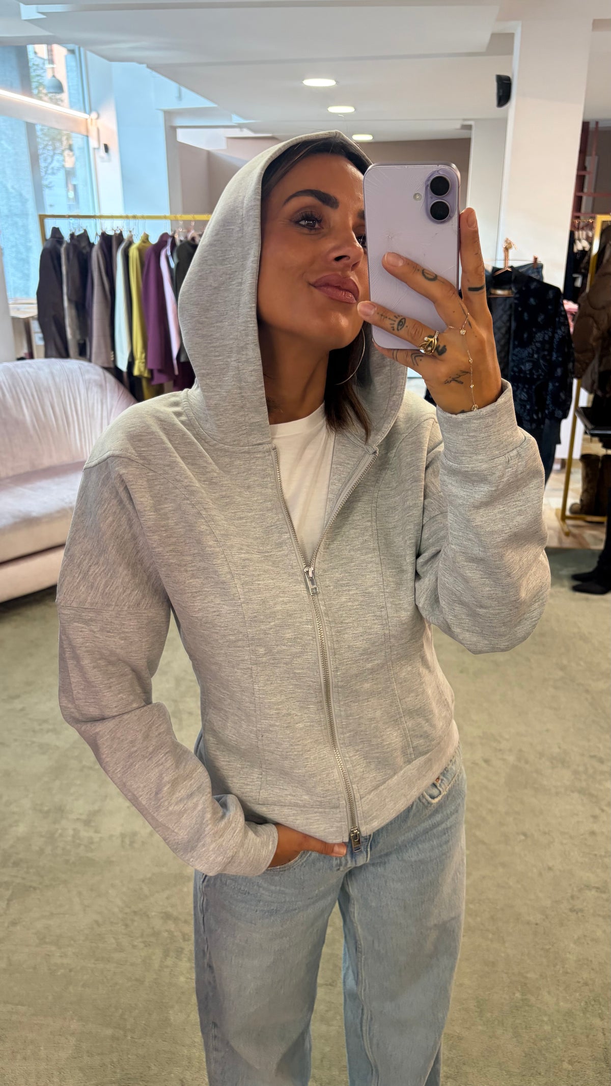Felpa grigio chiaro con cappuccio e zip sciancrata jx