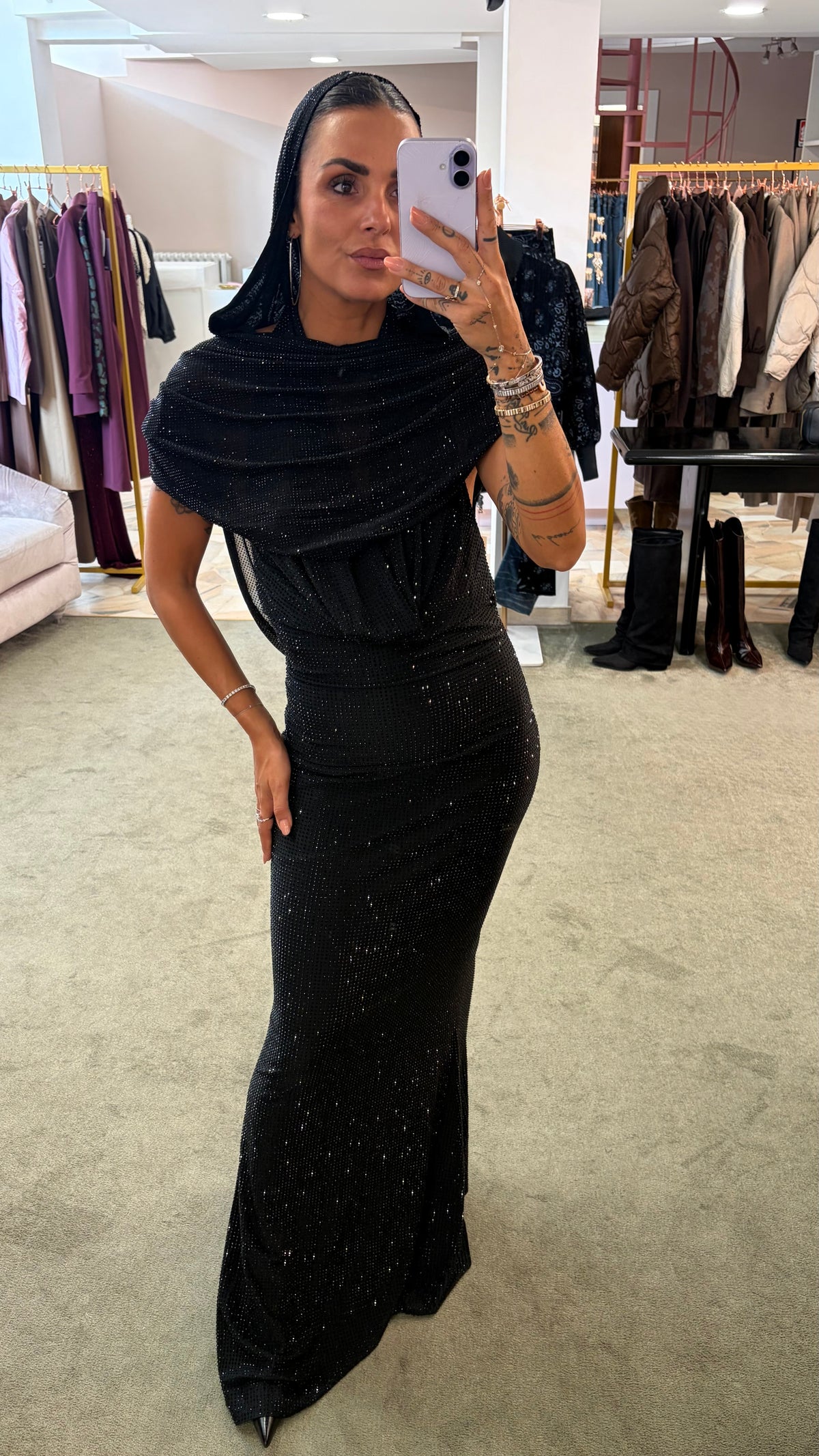 Abito lungo kuta nero a sirena con scollo drappeggiato tw