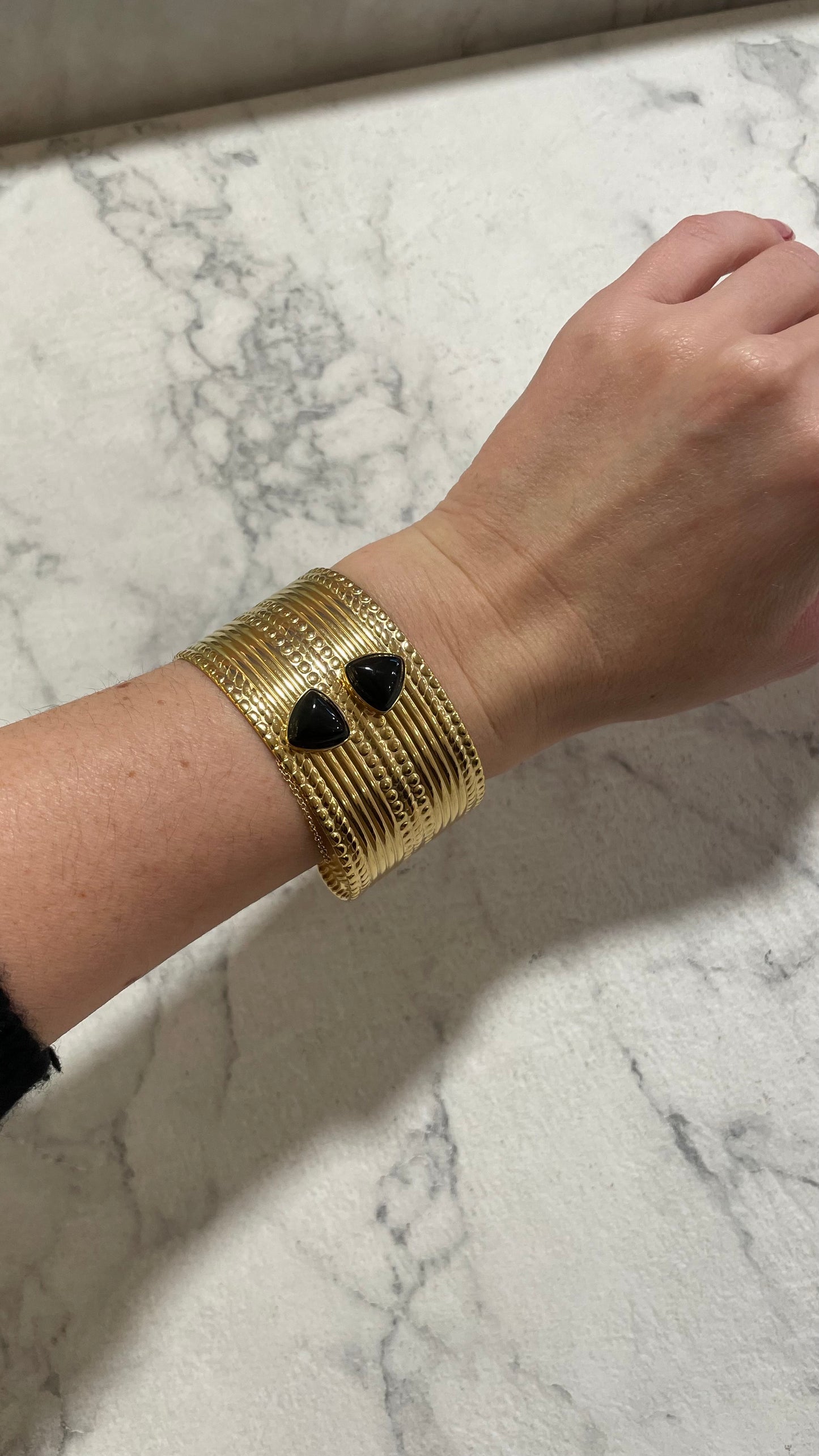 Bracciale oro con pietre nere