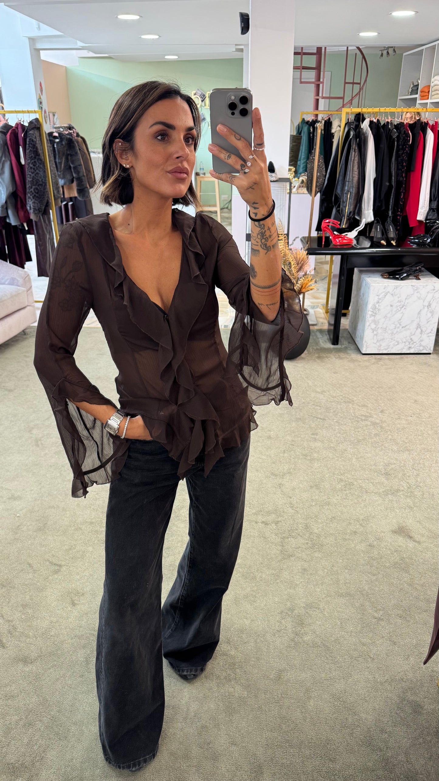 Camicia marrone in crepe scollo a v con volant gl