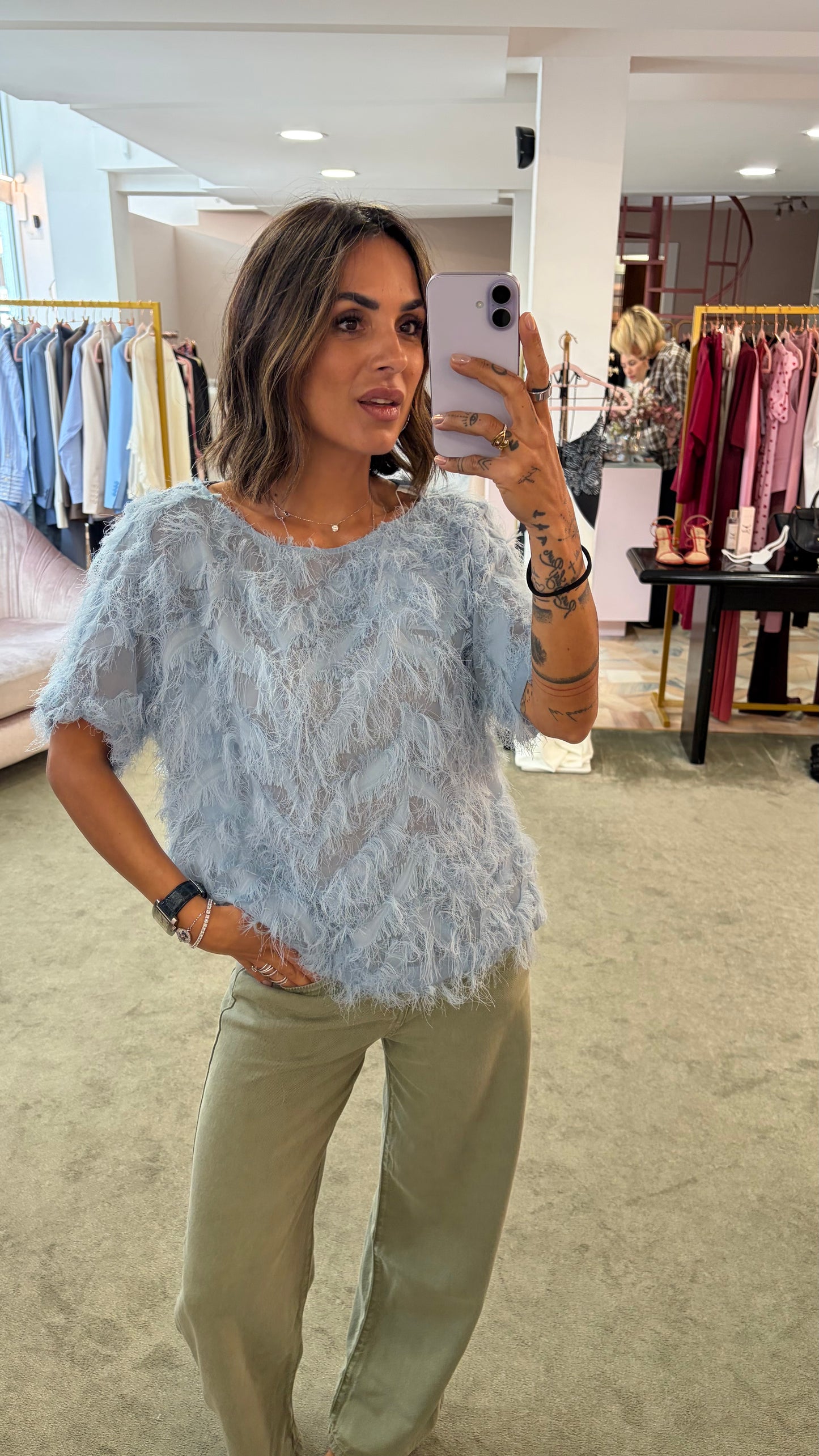 Blusa azzurro polvere effetto piume manica corta sl