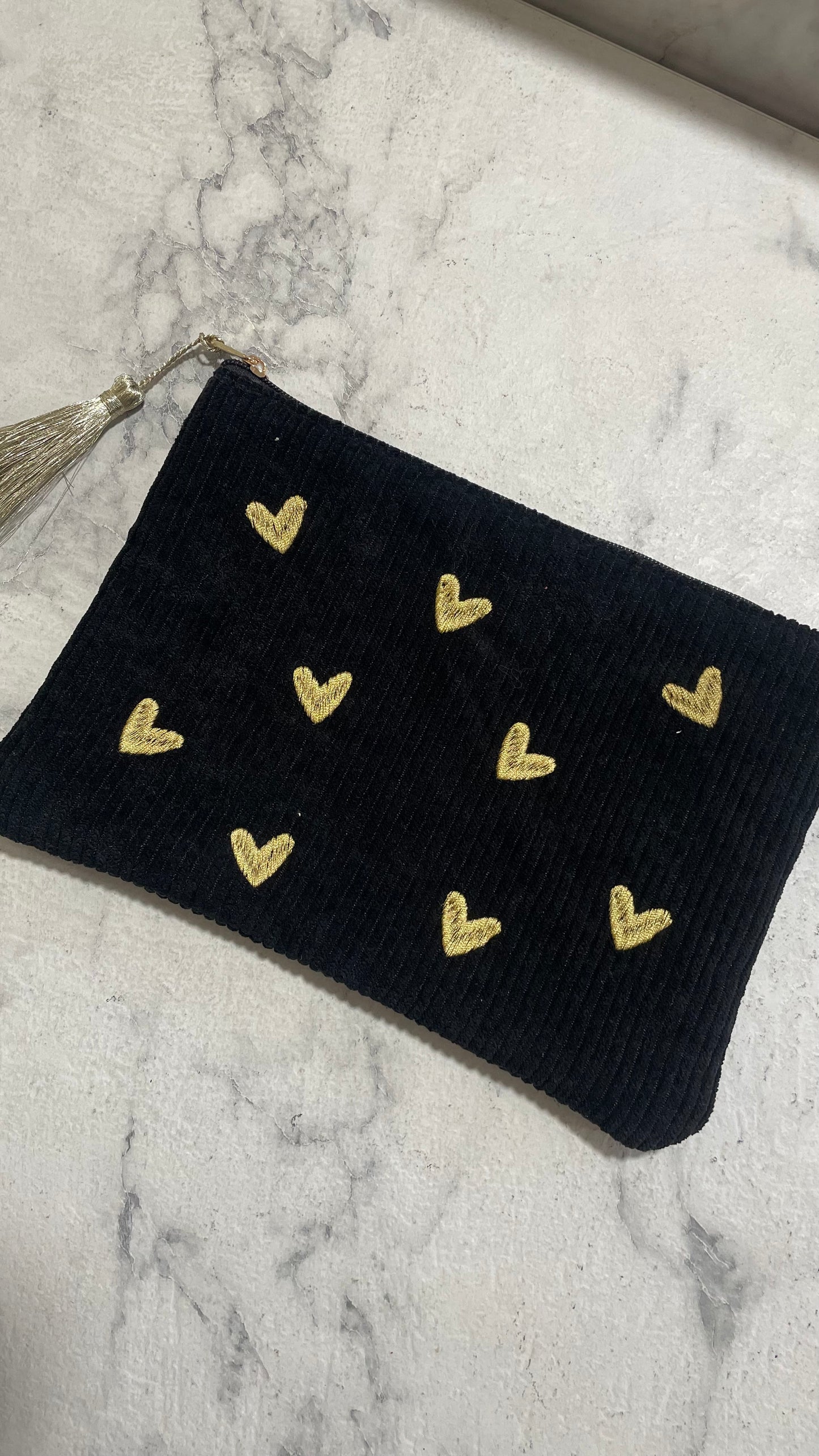 Pochette in velluto con cuori ricamati