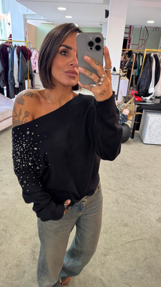 Maglione nero con pietre scollo a barchetta bj