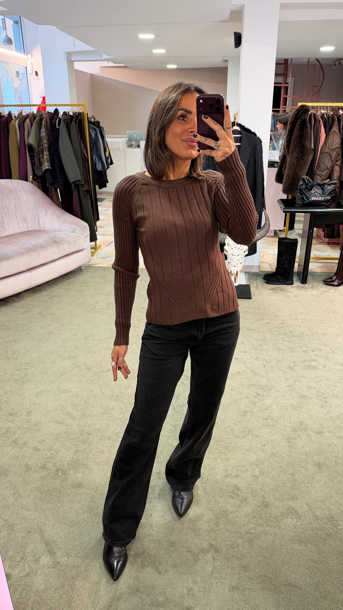 Maglione marrone a costine con fiocco sulla schiena bj