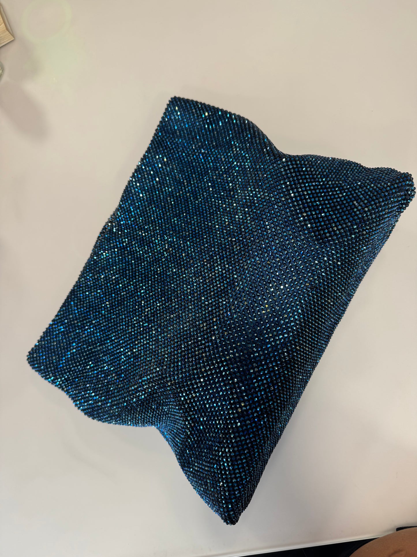 Maxi pochette blu in maglia strass