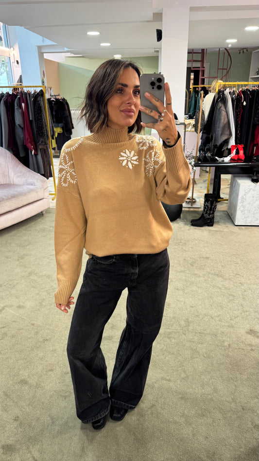 Maglione lupetto cammello con ricami bj