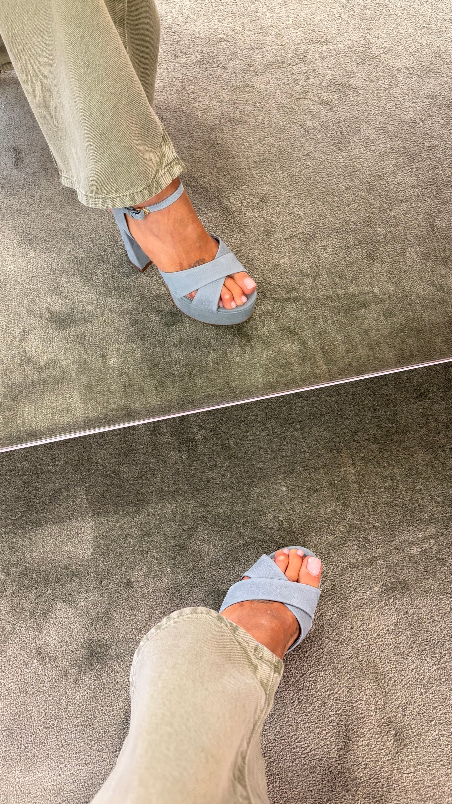 Sandalo azzurro plateau in suede