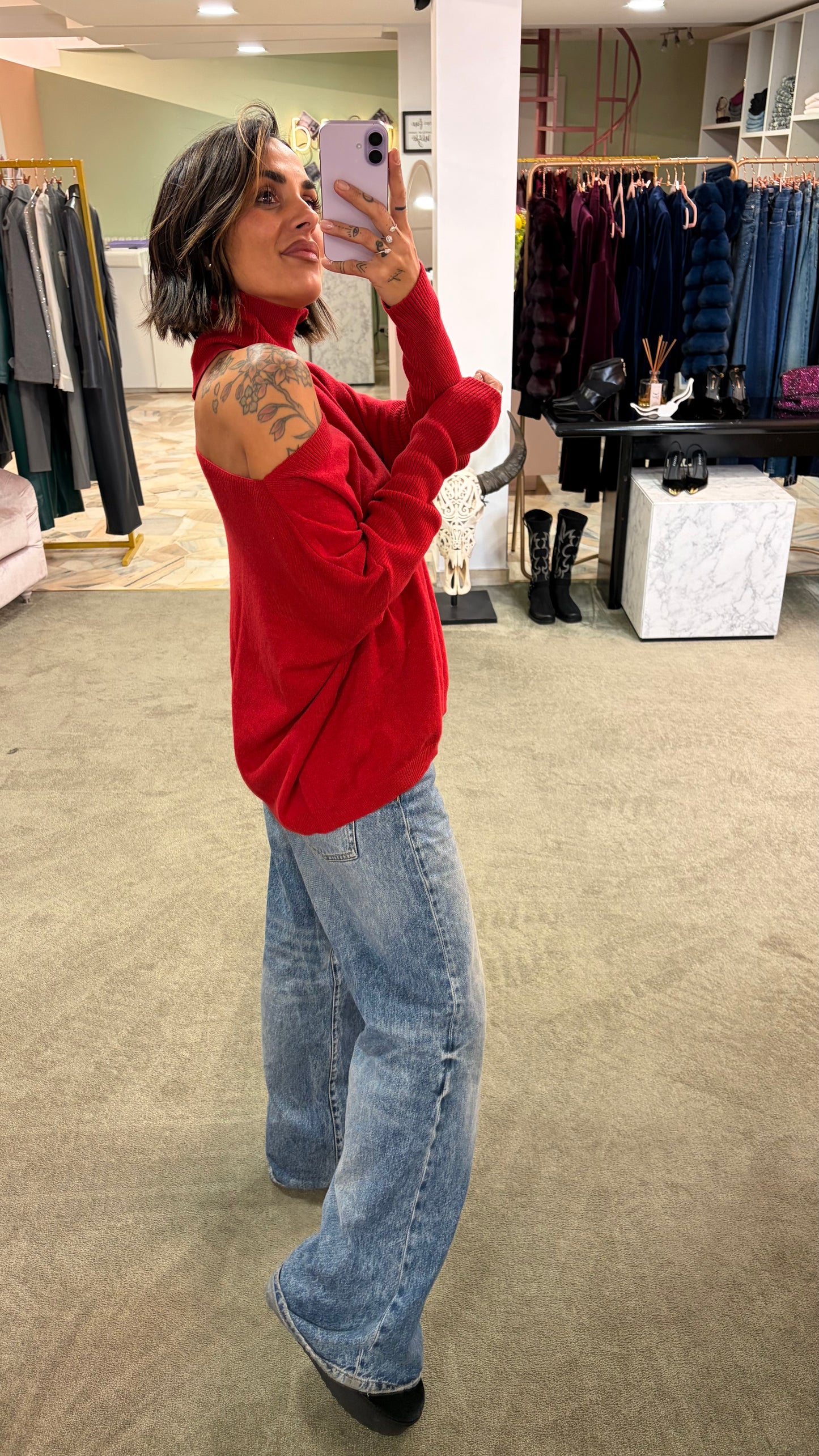 Dolcevita rosso cutout sulla spalla lh