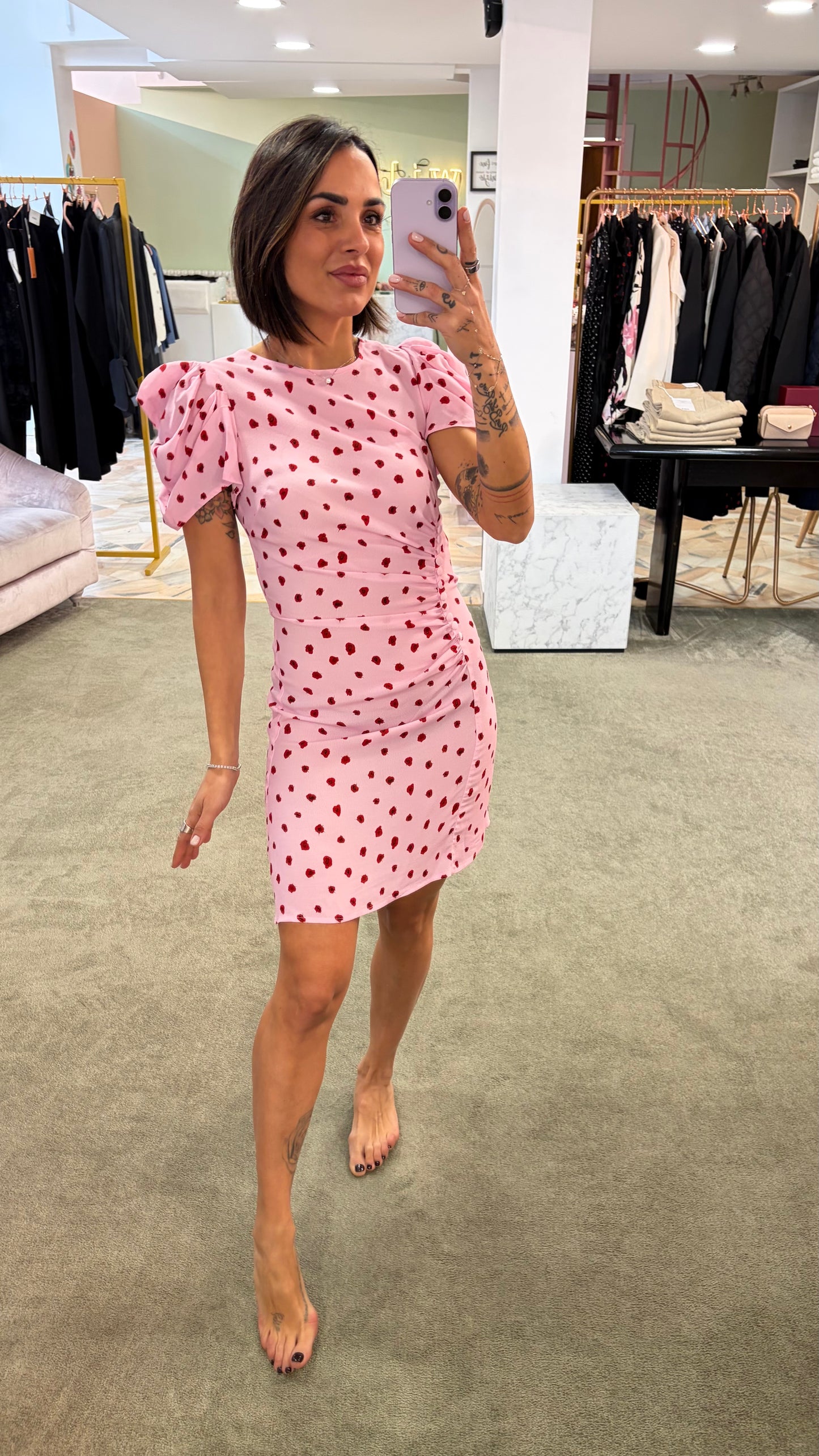 Abito karin corto MAR DE MARGARITAS rosa con fiori rossi