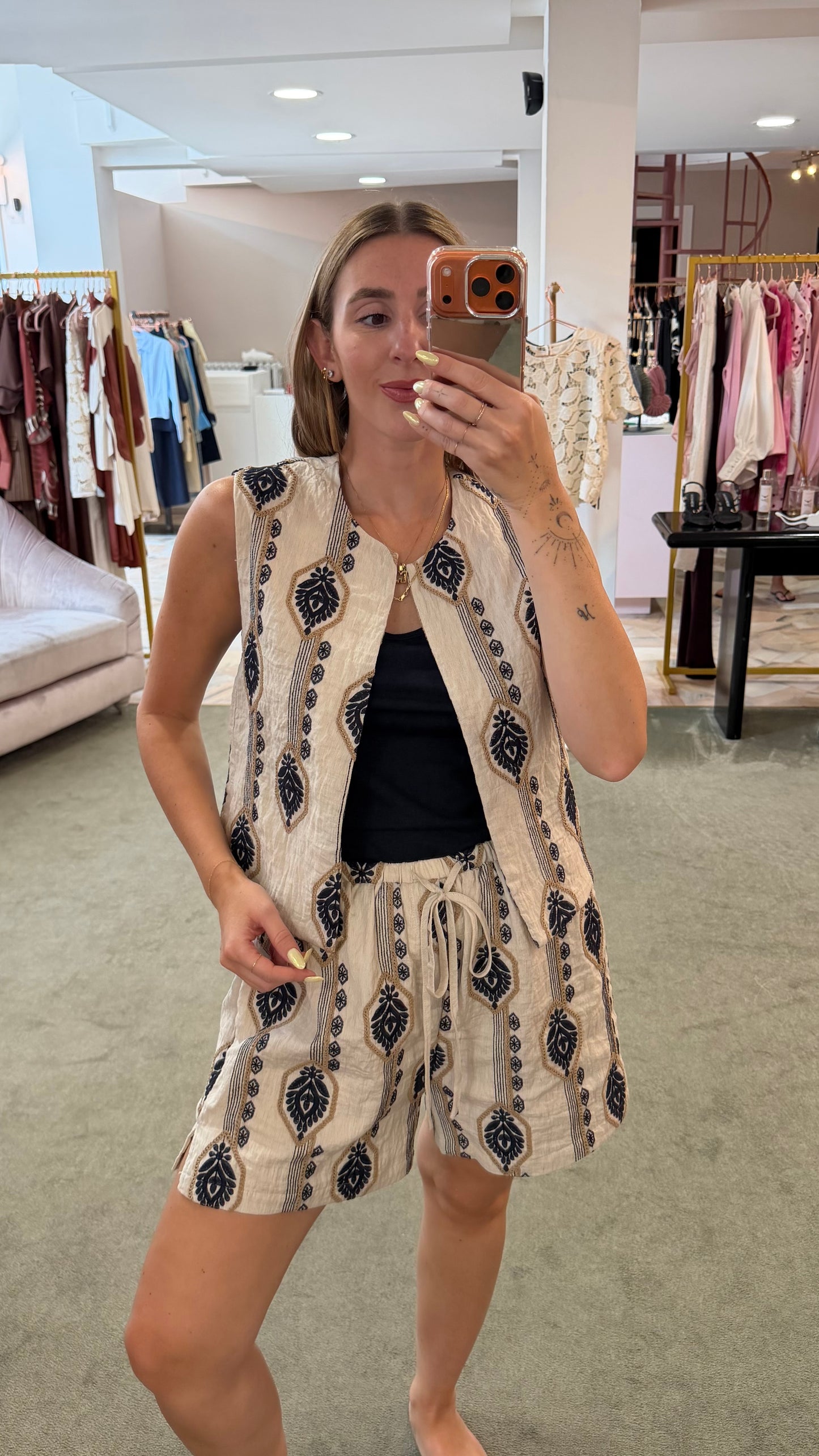 Shorts beige con ricami damascati glp