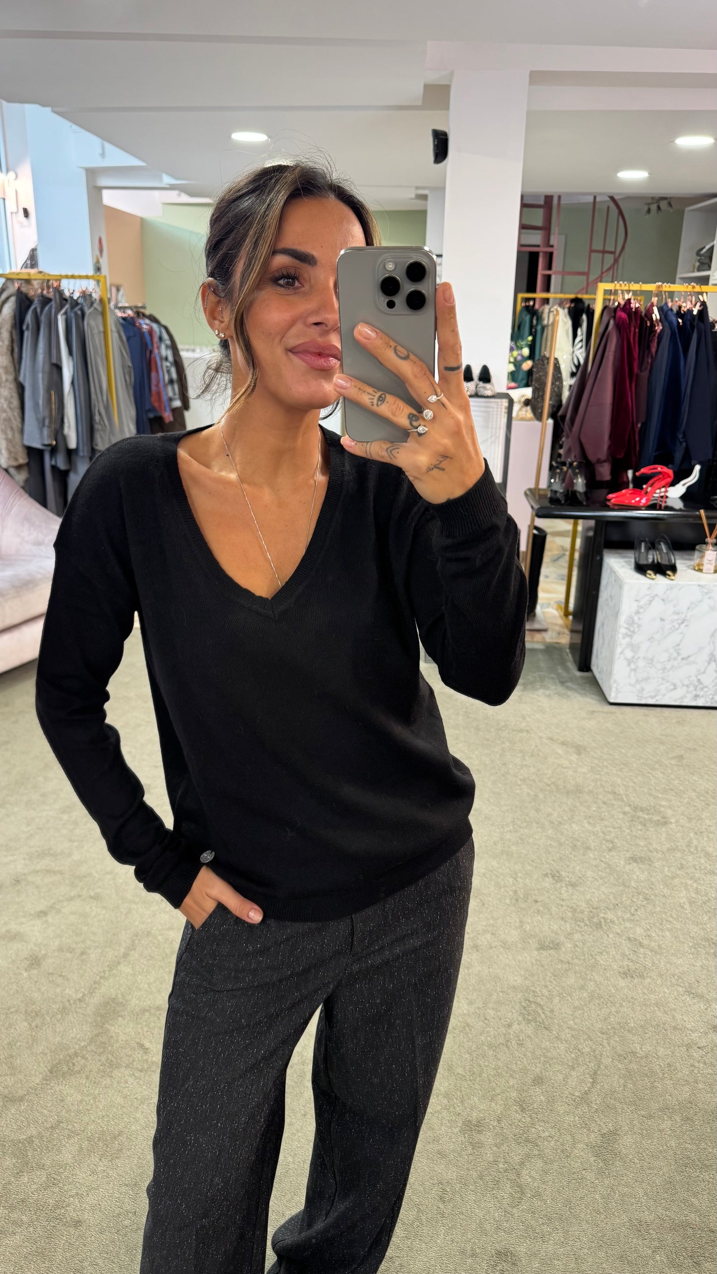 Maglione scollo a v nero in angora tk