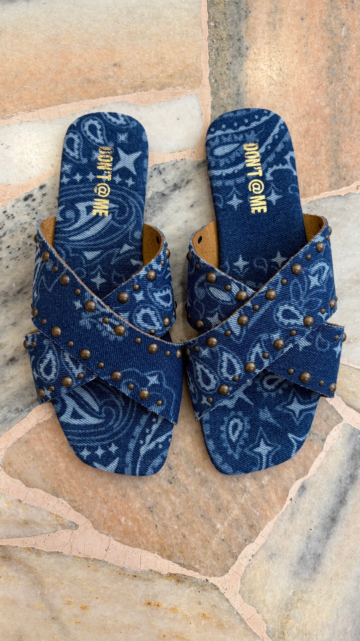 Ciabattina bandana denim con borchie