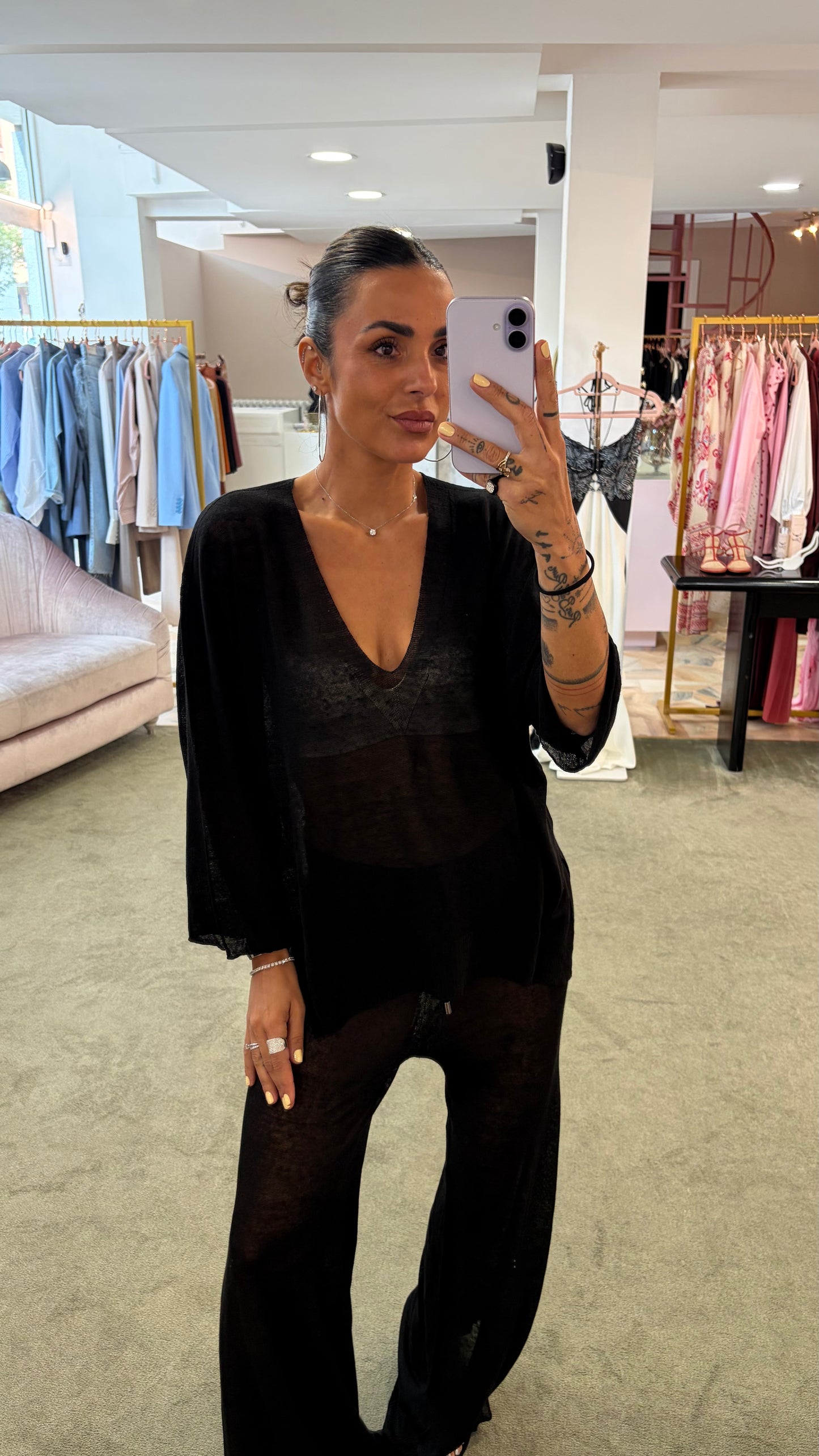 Maglia nera scollo a v in lino fy