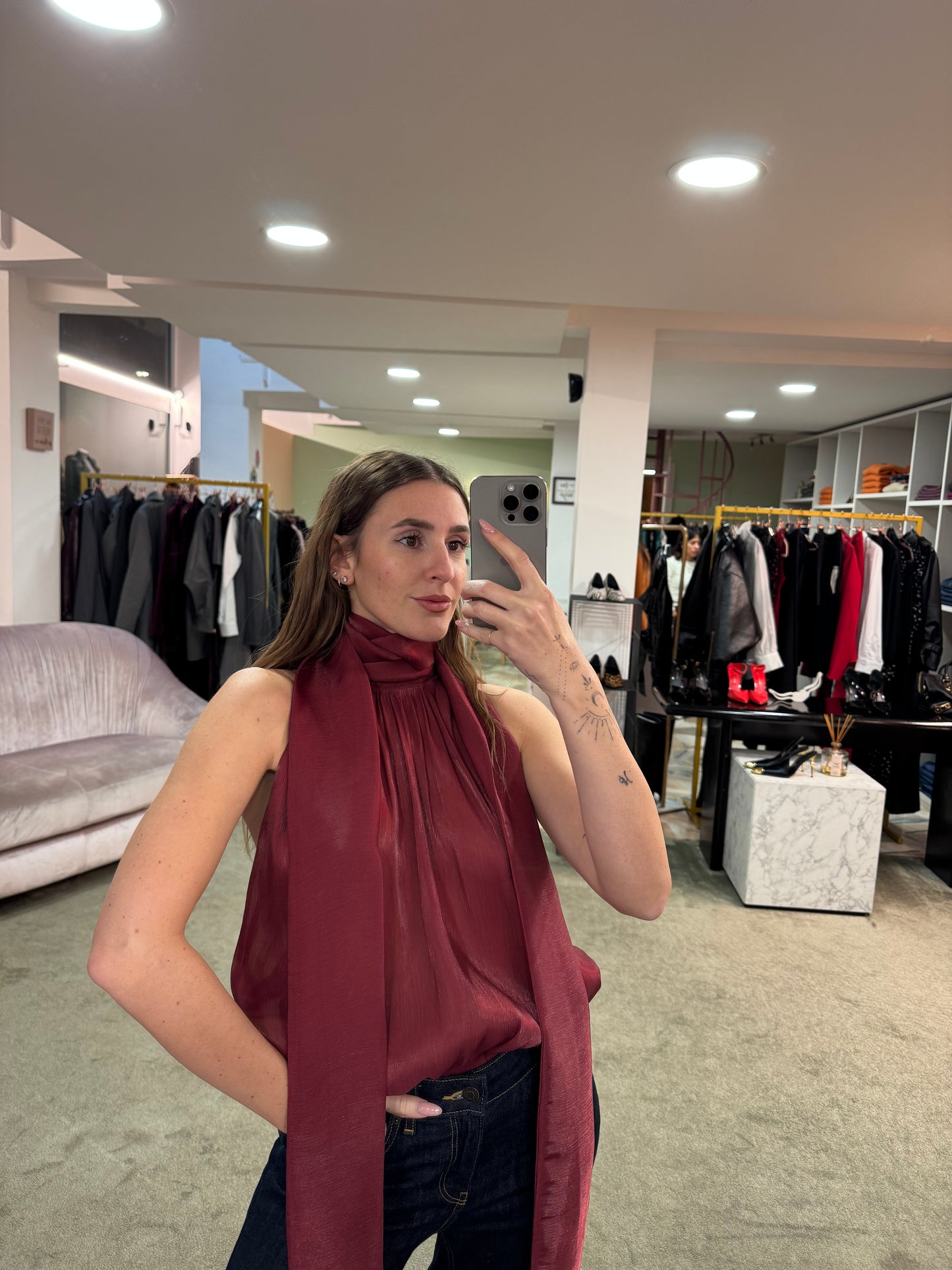 Camicia bordeaux smanicata con sciarpina Actualee