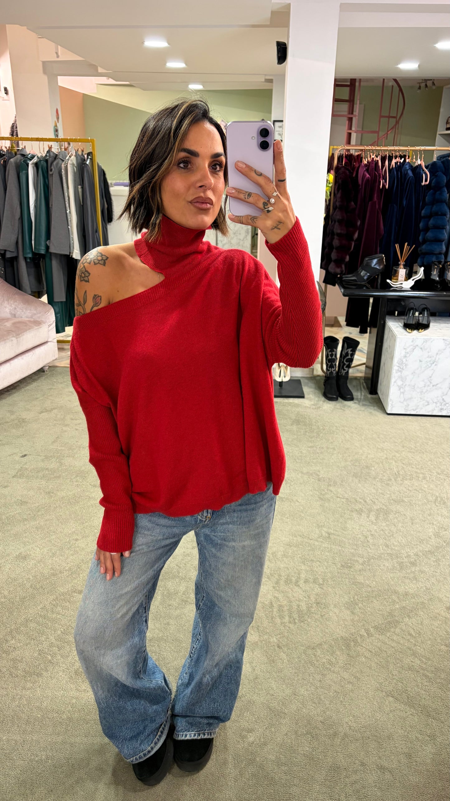 Dolcevita rosso cutout sulla spalla lh