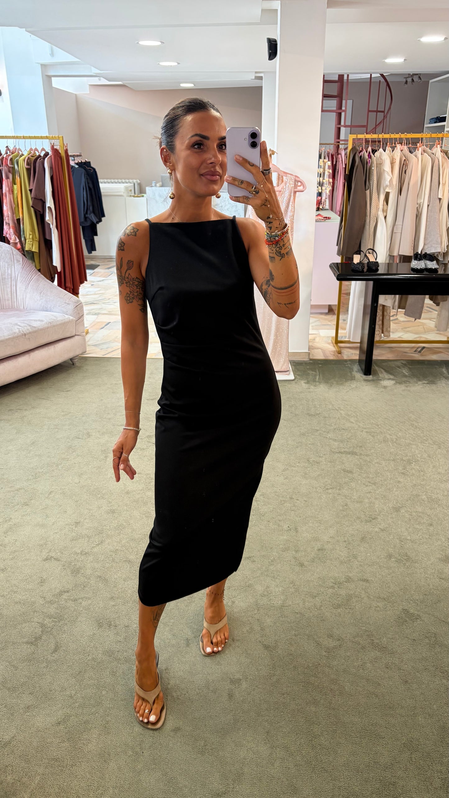 Abito midi nero con arricciature laterali e spacco aw