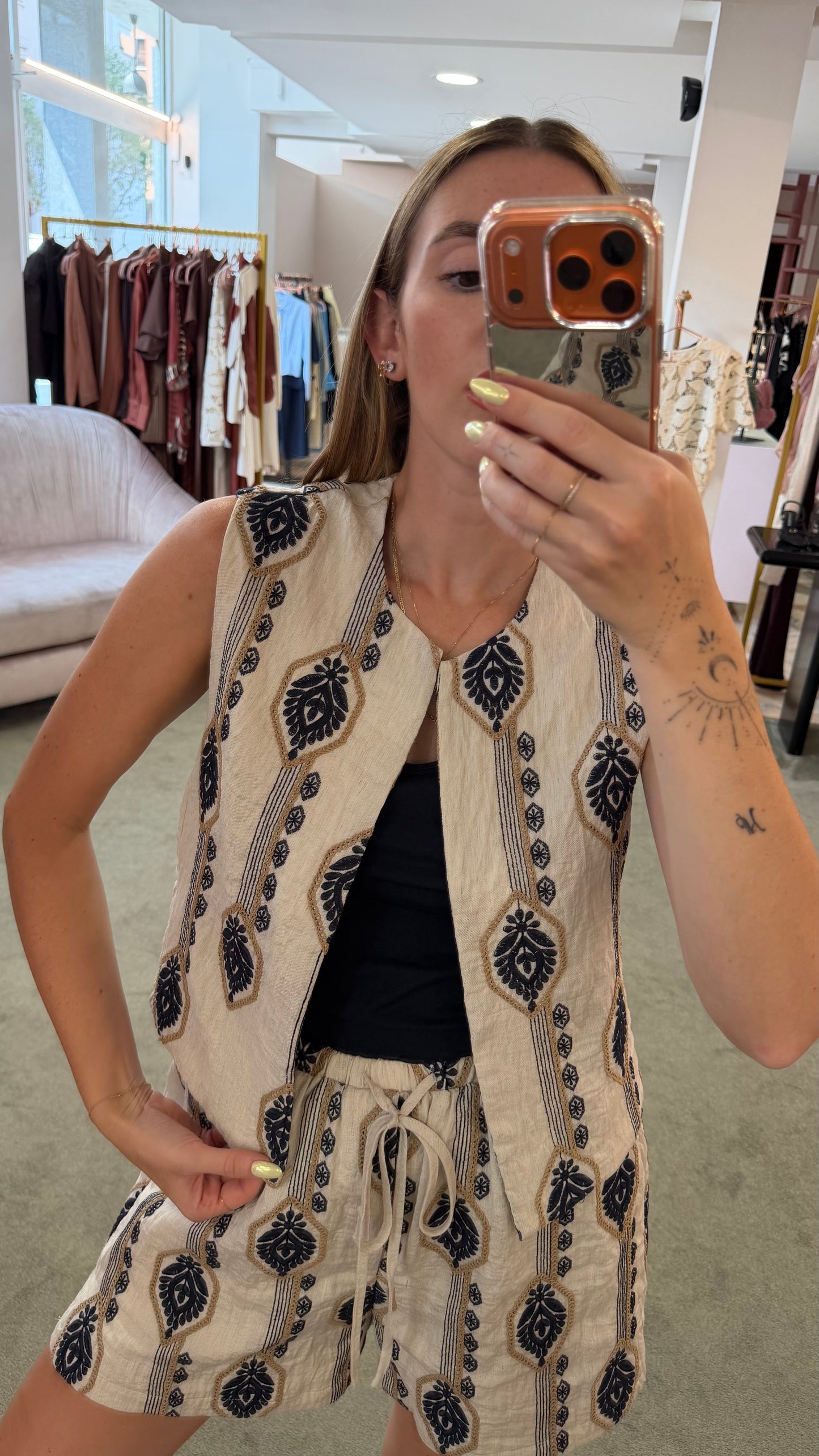 Gilet beige con ricami damascati glp