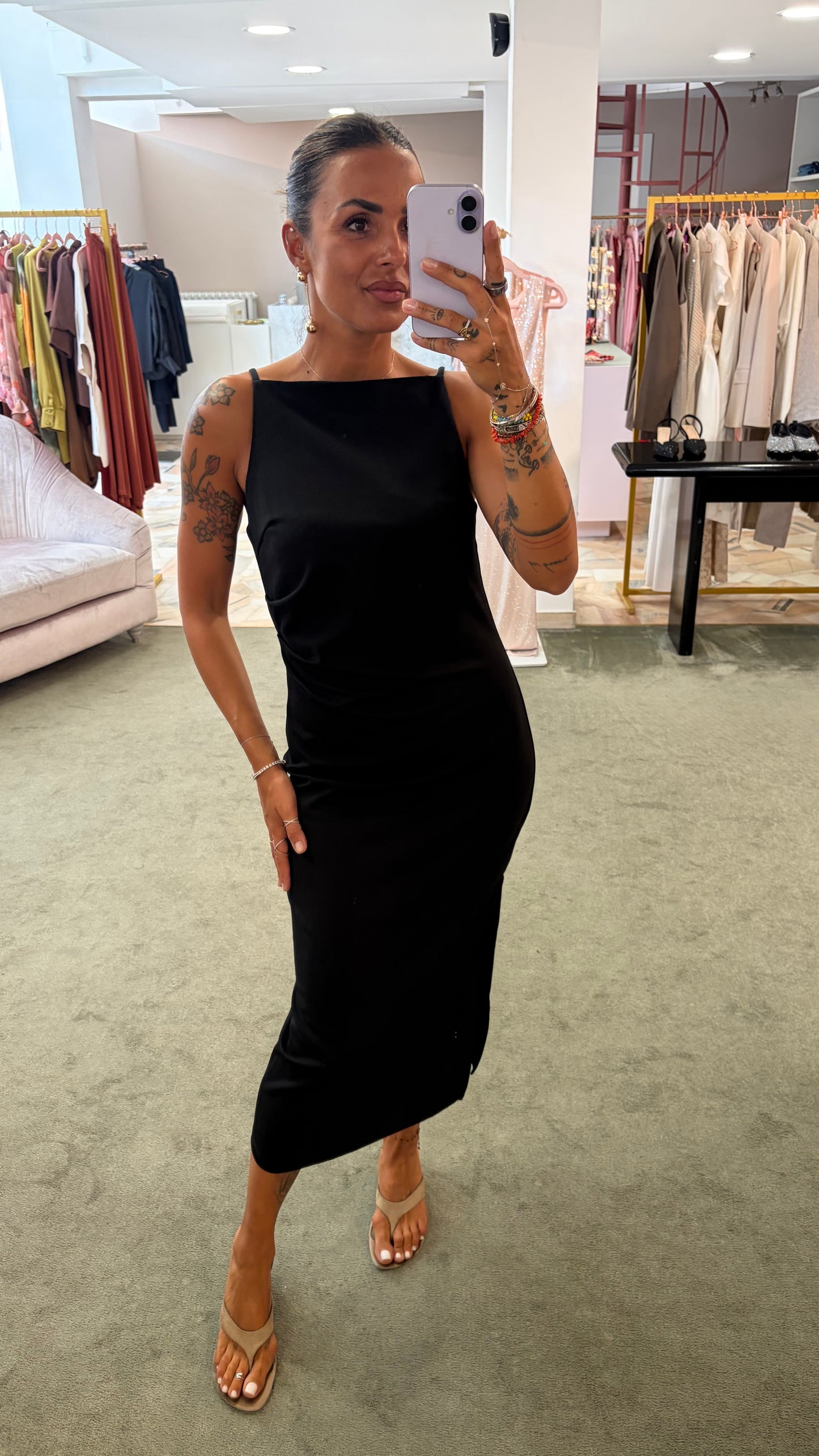 Abito midi nero con arricciature laterali e spacco aw