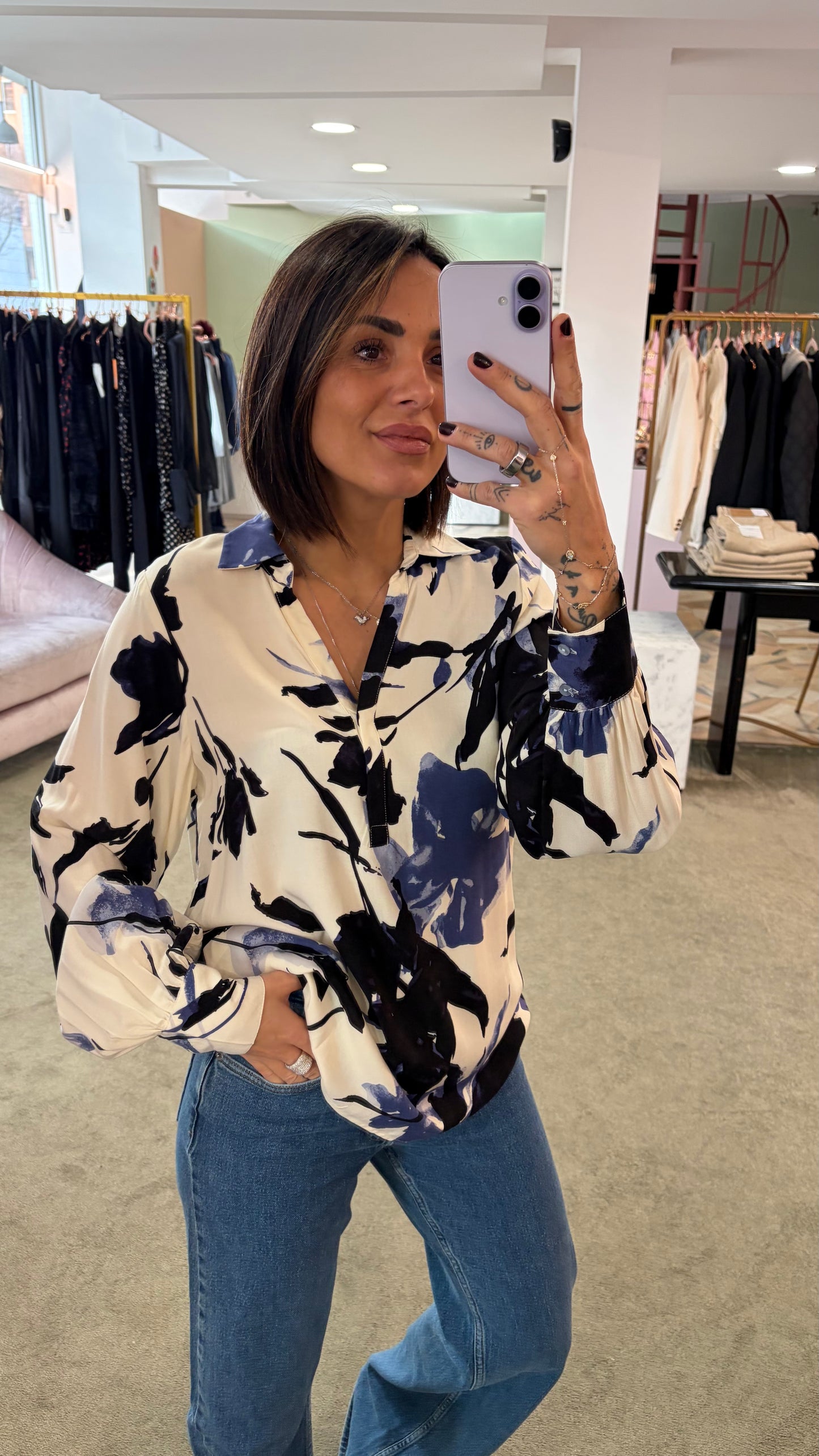 Camicia crema con fiori azzurri e neri sy