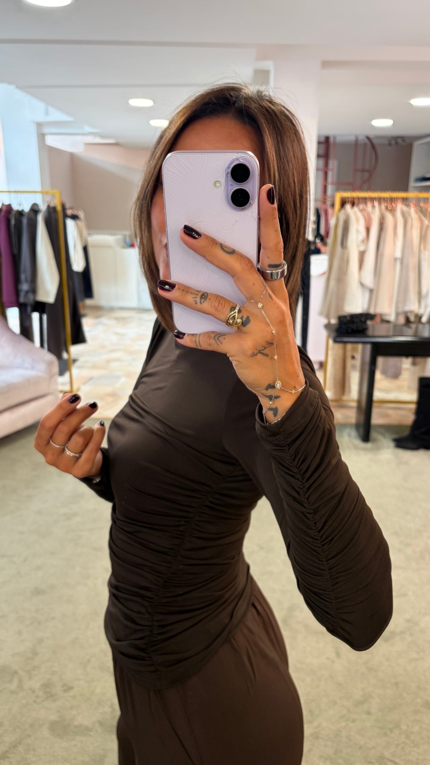 Maglia madelynn marrone manica lunga con arricciature aw