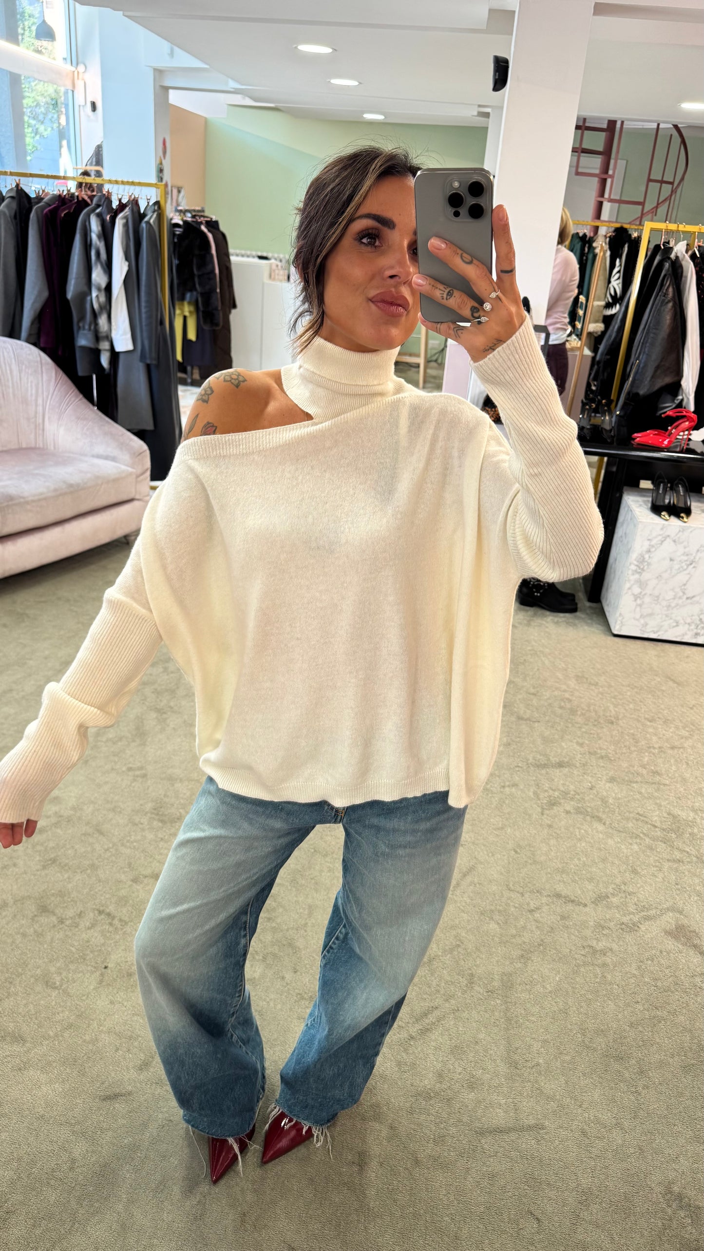 Dolcevita panna cutout  sulla spalla lh