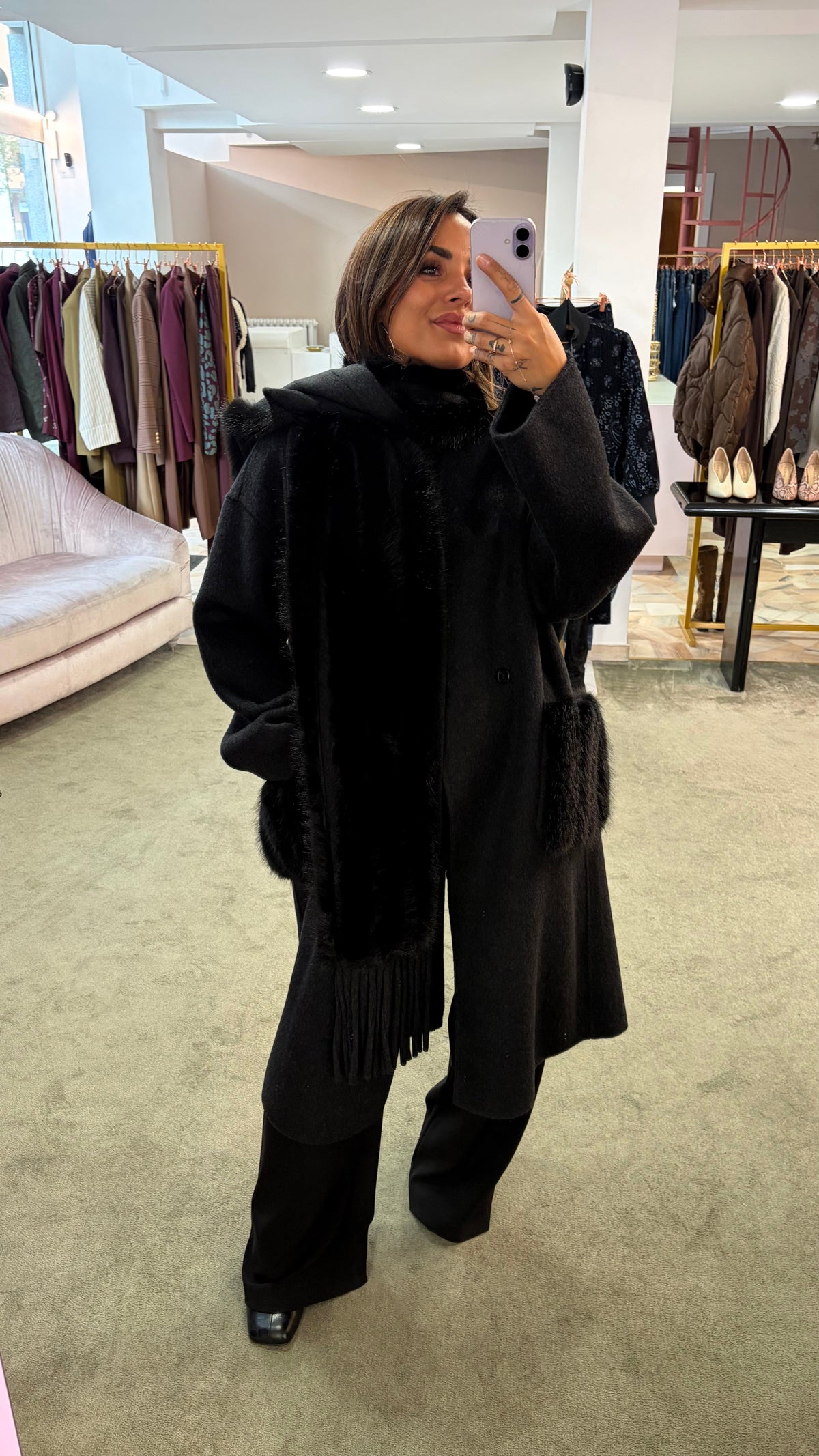 Cappotto nero con sciarpa removibile in ecopelliccia e tasche in ecopelliccia fr.