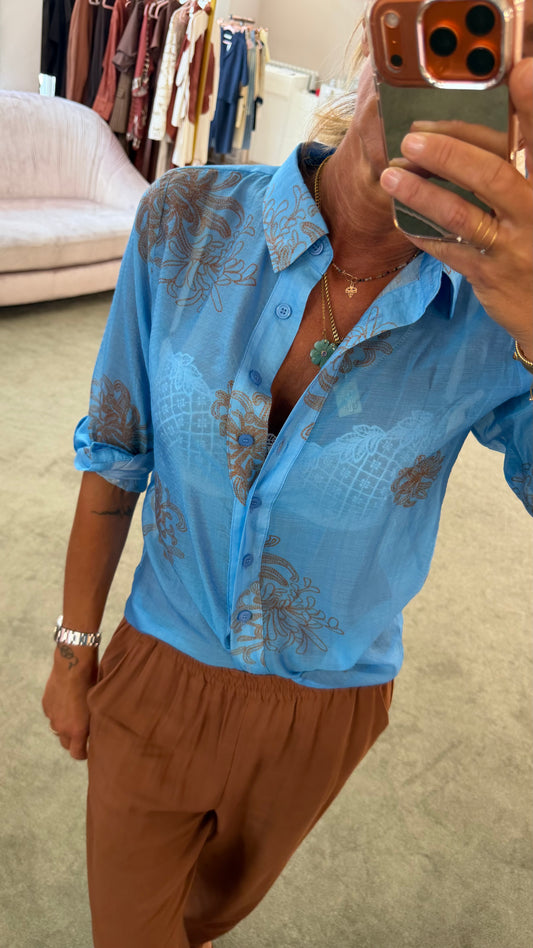 Camicia azzurra con ricami ruggine ay