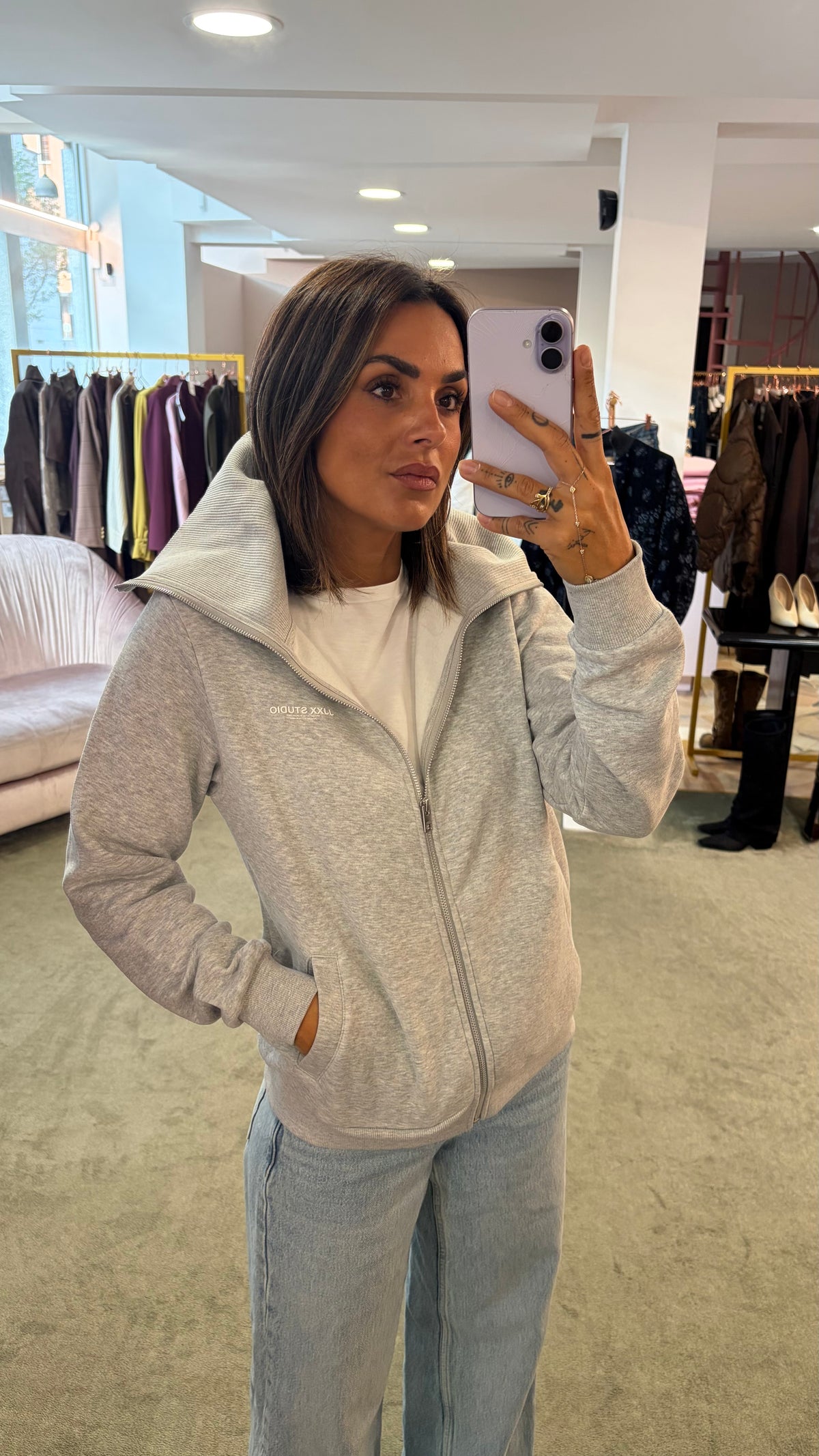 Felpa grigio chiaro con zip e collo alto jx