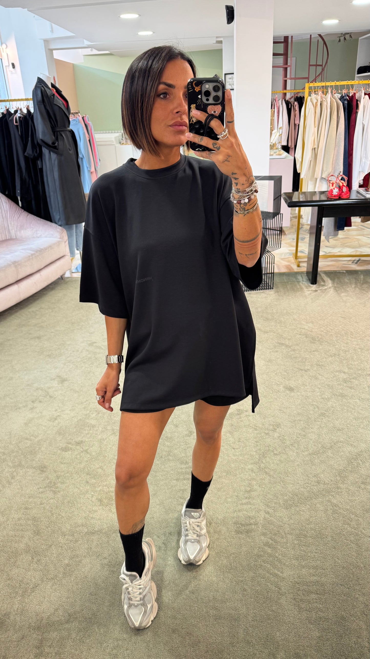 T-shirt nera over in modal con spacchi hinnominate