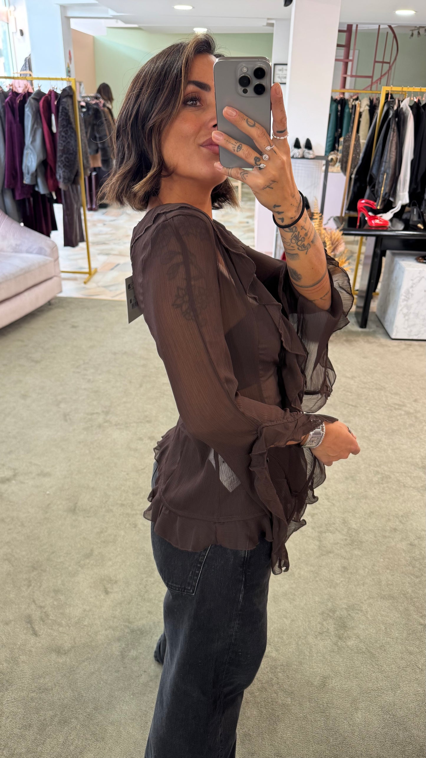 Camicia marrone in crepe scollo a v con volant gl