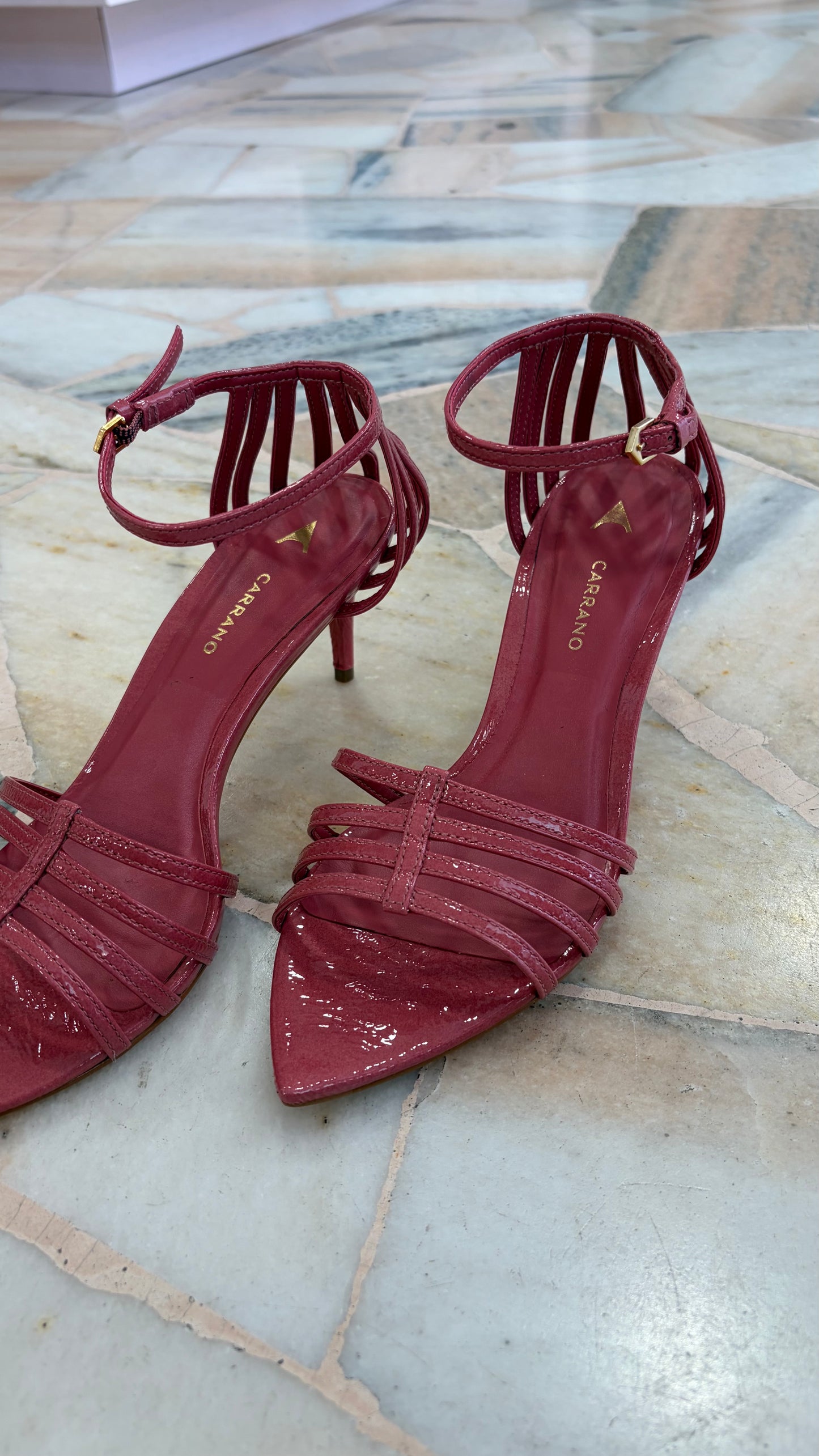 Sandalo rosa blush in vernice con listini