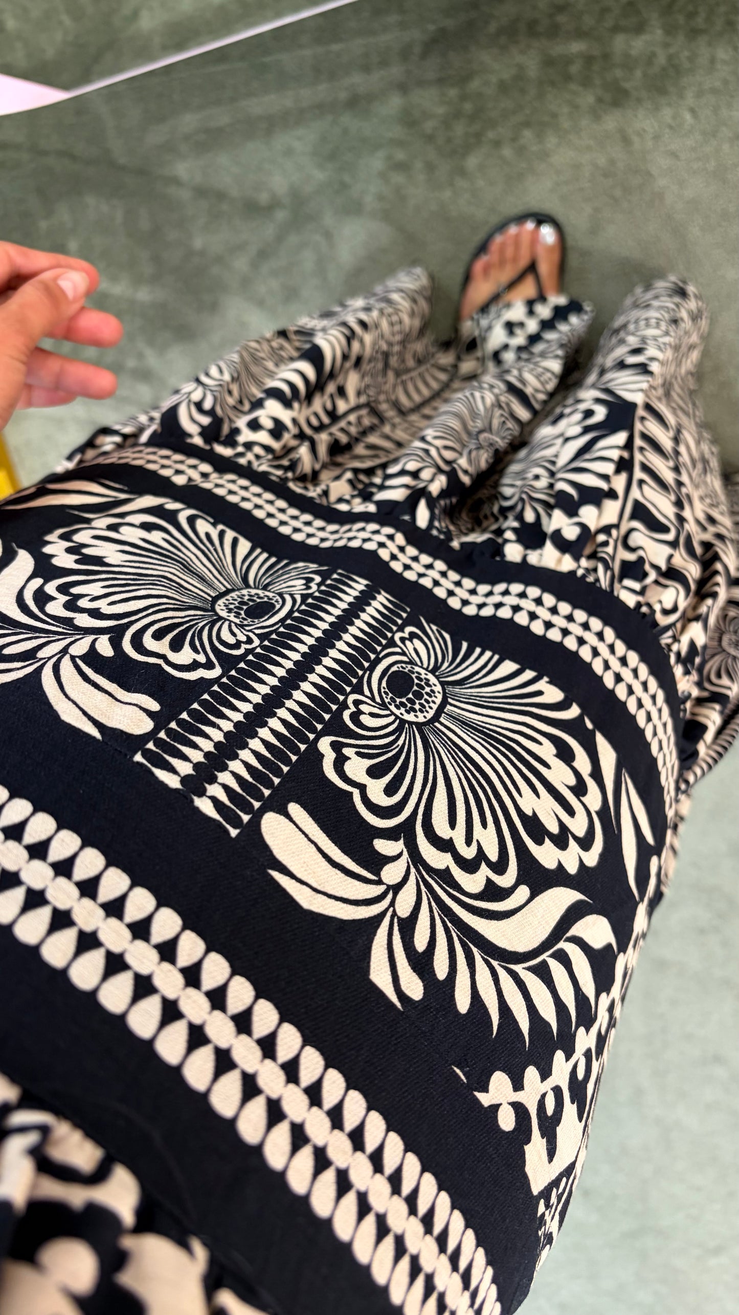 Abito lungo nero e beige fantasia scollo all'americana gl